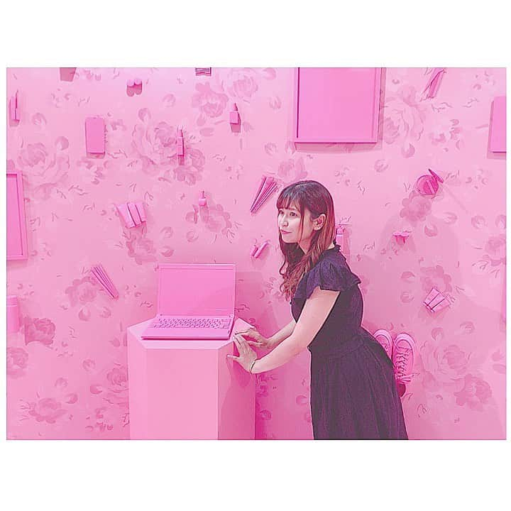 上村彩子さんのインスタグラム写真 - (上村彩子Instagram)「ピンクピンクスポット🎀🎀 109にこんなところがあるなんて！ というか109がギラギラ感アップしてリニューアル？されててびっくりしたー！ いつの間に……😳😳 . 地下にドリンクスイーツスポットみたいなのが出来てたんだけど、知ってた？ 気になるのいっぱいだったけど混んでたのでまた今度行こうかな…🥤🍩 . 秋服みんな可愛い〜 色も可愛いしチェック柄とかも可愛い✨ もう9月なのね…やばたん😂😂 いやなにがやばいのかわかんないけどやばたん😂笑 #109 #ビニールミュージアム」9月3日 18時01分 - ayako_uem