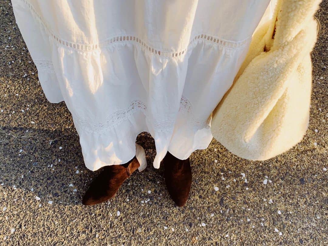 村上沙織さんのインスタグラム写真 - (村上沙織Instagram)「本日の小物達。 久しぶりにヒールのあるブーツ👢#manoloblahnik  bagは#jilsander  そんな今日はすごく暑かった☀️ #秋小物#fashion#shoeslovers」9月3日 18時02分 - rosysaorimonster