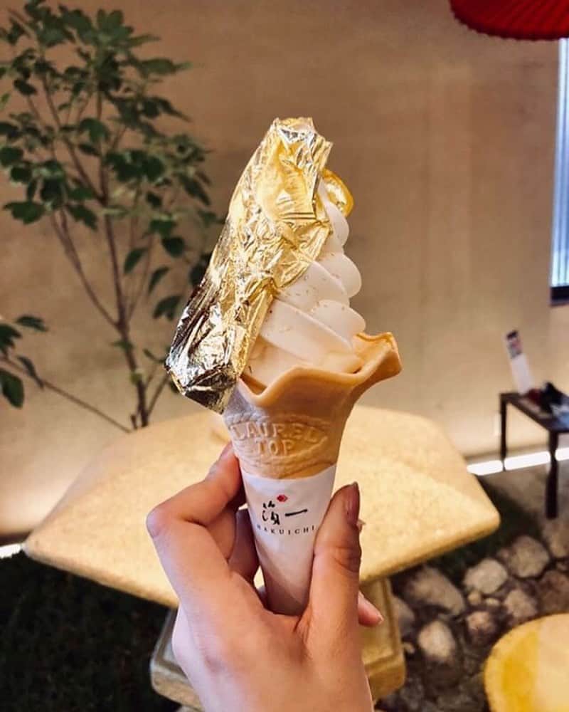 のインスタグラム：「【箔一 東山店 / 石川・金沢】﻿ .﻿ 日本一贅沢なソフトクリームを味わったことありますか？🍦✨﻿ ﻿ 石川県金沢のひがし茶屋街にある「箔一 東山店」は、金沢を代表するグルメとなった #金箔ソフト 元祖のお店🏆﻿ 「金箔のかがやきソフトクリーム」は金箔を振りかけるのではなく、大胆にまるまる一枚を乗せる豪華な一品です✨﻿ ﻿ 食べるとなんと唇がゴールドに？！ぜひ味わいに行ってみてくださいね😋﻿ .﻿ 📍石川県金沢市東山1-15-4﻿ .﻿ 📷写真・情報提供：@ayumitoyama_さん﻿ 素敵な投稿をありがとうございます✨﻿ .﻿ \ 一緒にルトロンInstagramを盛り上げませんか？🙋‍♀️ /﻿ #ルトロン で素敵なおでかけ体験をシェアしてくれる方を大募集しています♪投稿内容は、Instagramで紹介させていただきます☺️﻿ .﻿ ルトロンのアプリはAppStore、GooglePlay「ルトロン」で検索！﻿ .﻿ #letronc #japanese_food #kanazawacafe #ひがし茶屋街 #箔一東山店 #箔一 #金箔ソフト #金箔 #ソフトクリーム #softcream #ソフトクリーム🍦 #ソフトクリーム大好き #ソフトクリーム部 #スイーツ #スイーツ部 #スイーツ巡り #スイーツ好きな人と繋がりたい #インスタ映え #インスタ映えスイーツ #石川カフェ #金沢カフェ #カフェ #カフェ巡り #カフェスタグラム #石川グルメ #金沢グルメ #グルメ #珍百景」