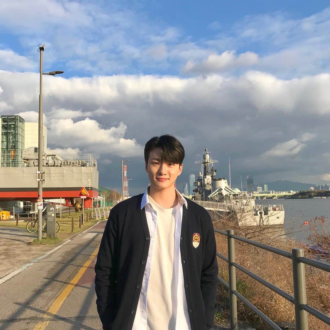 シン・スンホのインスタグラム：「오늘은 "9시55분"이야 얘들아❤️ -마반장- #열여덟의순간」