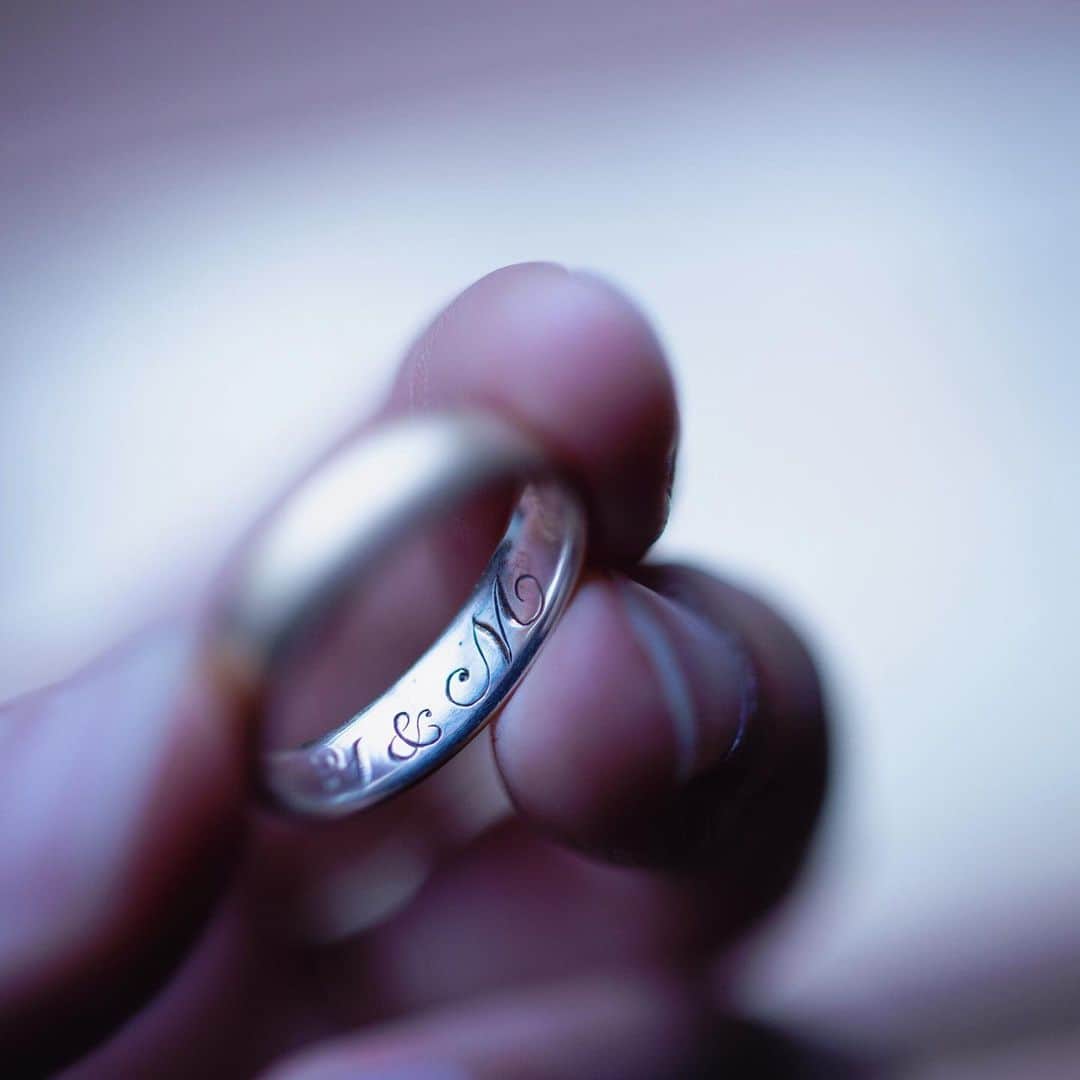 メデルジュエリーさんのインスタグラム写真 - (メデルジュエリーInstagram)「古い指輪の内側には、手彫りの刻印がよく見られます。持ち主の気配を宿すための手仕事を、私たちのアトリエでも大切に引き継ぎたい。  #mederujewelry #メデルジュエリー #mederuatelier_works #mederu_bridal」9月3日 18時06分 - mederu_jewelry