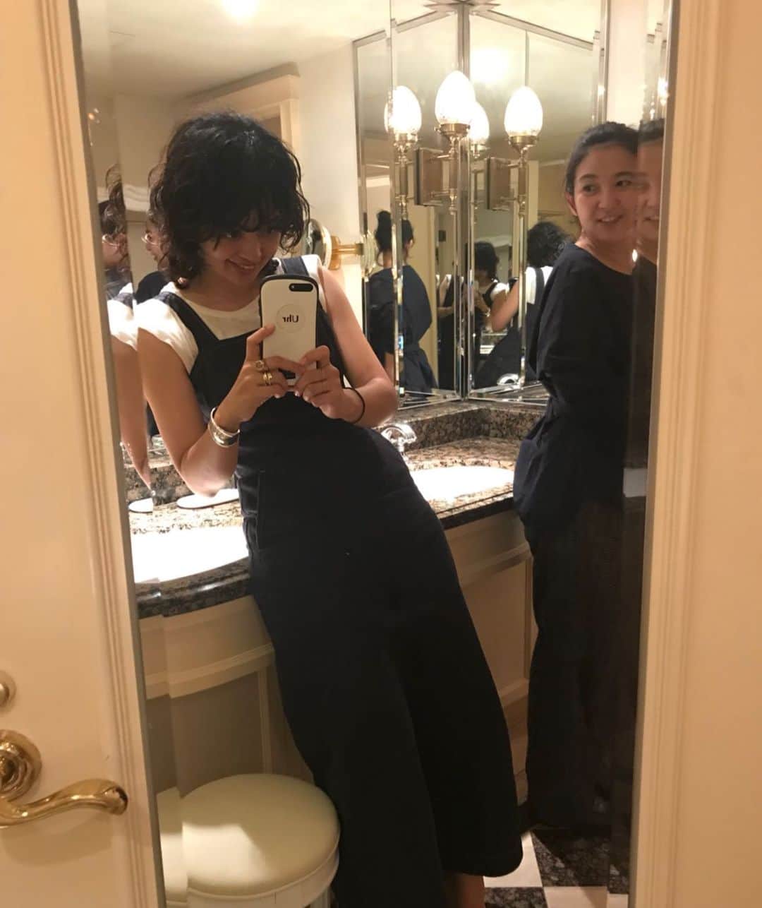 濱中鮎子のインスタグラム：「一年前！ この頃の体(痩せてもないけど)に戻るのはまだまだ先かな。😹 楽しい撮影だったなぁ。笑  #笑いの現場 #楽しいは大事  #妊娠前 #増量半端なかったな #優しい病院 #体重増加で叱られたことなかったな  #奈美子婚活中  #よろしくお願いします」