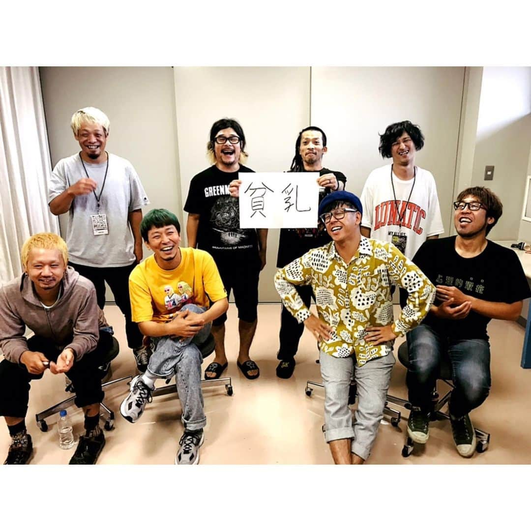 マキシマム ザ ホルモンさんのインスタグラム写真 - (マキシマム ザ ホルモンInstagram)「SEASON2初戦は、大阪からSABOTENとPANを対バンに迎えて開戦。 ホルモンとはかれこれ15年来の付き合いで、一緒に日本各地を幾度となくライブして回り、絆を深めた間柄の両雄。  特に両バンドとも、上ちゃんと同世代のいわゆる"フトシ世代"ということで、とりわけ上ちゃんとも仲が良く、ホルモンメンバーには見せない笑顔を彼らに見せている…。 ということで、「これから どっちが上ちゃんのことを より知っているか 検証しよう」  真のフトシ世代の座を賭けて、上ちゃんに関するコアな問題に答えてもらうことした！ "浪花のフトシ世代"の看板を背負うのにふさわしいのはどっちだ！？ byダイスケはん  #マキシマムザホルモン #これからの麺カタコッテリのTOURをしよう #SABOTEN #PAN #上ちゃんは何フェチ #思った以上に真剣に考えてくれた2組 #SABOTENチームは新芽 #PANチームはポニーテール #正解は貧乳 #しかしながらSABOTENチームから貧乳はある意味で新芽でもあると物言い #そもそも新芽フェチって何やねん #貧乳はステータスだ希少価値だ #上ちゃんお気に入りのキラーワード」9月3日 18時13分 - mth_official_33cjl