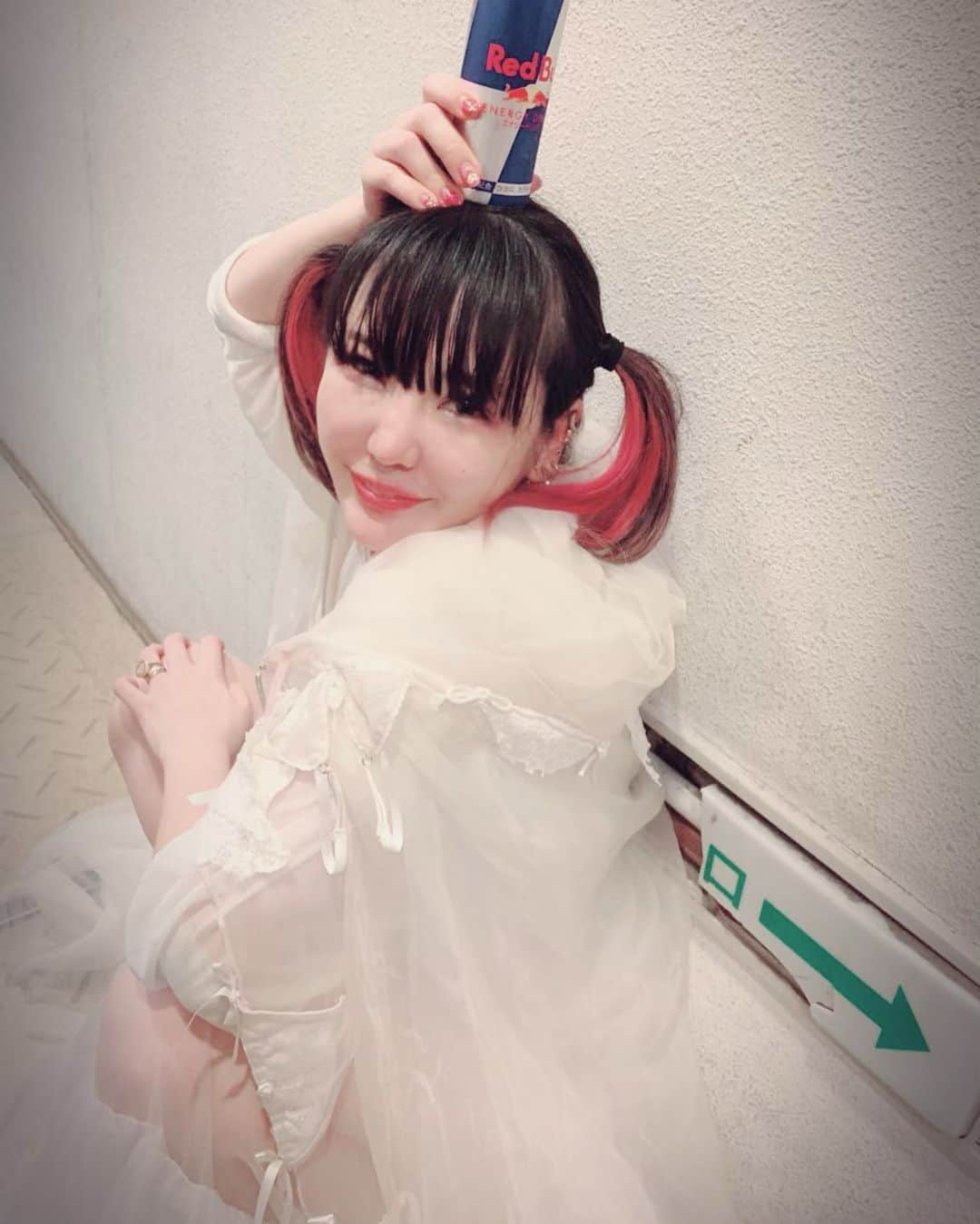 大森靖子さんのインスタグラム写真 - (大森靖子Instagram)「これはすごく良いレッドブルなんです  墨の匂いは今でもとても好きです。 幼少期の高松でのあの日々の先に、歌って生きてるんだなあと幸せに思いました。ありがと  32/47 高松DIME 2019.9.4  きもいかわ 死神 流星ヘブン マジックミラー TBH Re:Re:Love VOID familyname(弾語りアイスクリンver hayatochiri(弾語り わたしみ(カメダピアノ アナログシンコペーション ドグママグマ 非国民的ヒーロー 7:77 JUSTadICE draw(A)drow LOW hAPPYENDROLL--少女のままで死ぬ-- オリオン座(合唱アンコール 絶対彼女(光るおっぱいver.  #大森靖子シンガイアツアー」9月3日 23時46分 - omorimori