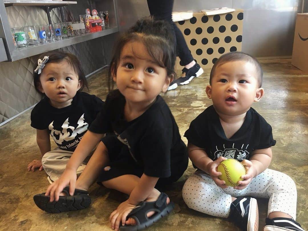 Saki のインスタグラム：「かわいいしかない3ショット👶🏻👦🏻👶🏼 1歳、2歳、0歳、5年後ぐらいはみんな幼なじみみたいに遊ぶんやろなぁ〜✨✨☝🏼 五枚とも全部ちがうくて可愛いからどれかには選べへん😂 後半は最近のJさん特集〜❤️ @joanne_t0501 🚀  #2歳 #2歳4ヶ月 #生後28ヶ月  #ベビー  #谷口じょあん #恕空 #親バカ #男の子 #男の子ママ #息子  #ママリ #ベビフル #コドモノ #キッズモデル #ロン毛男子 #kids #baby #babyboy  #myson #mama #mamalife  #babyphoto #babyfashion」
