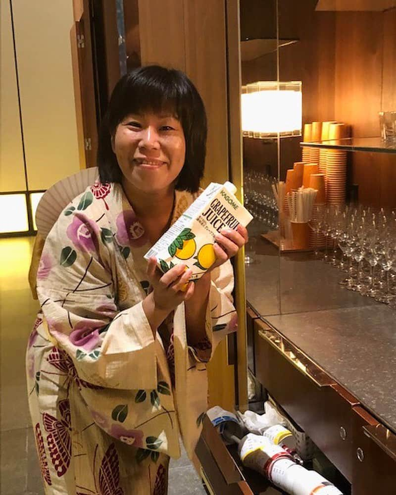 Andaz Tokyo アンダーズ 東京さんのインスタグラム写真 - (Andaz Tokyo アンダーズ 東京Instagram)「Our @andaztokyo hosts and concierge bring a touch of personal style dressed in their best #yukata 👘 先日アンダーズ 東京で実施したゆかたの日の一枚。アンダーズ ホストとコンシェルジュが浴衣姿でお客様をお迎えしました。 :: #yukataday #yukatastyle #ゆかた #andaz #summerinjapan」9月3日 18時23分 - andaztokyo