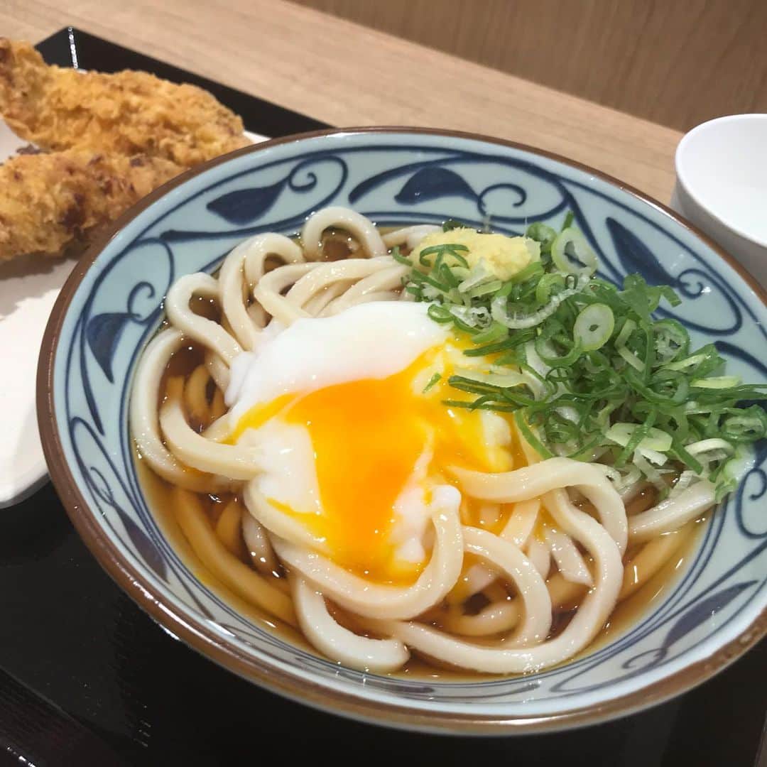 越川優さんのインスタグラム写真 - (越川優Instagram)「5週に渡る、長い長いワールドツアー1starロードも、Oslo大会で終わり、昨夜帰国しました✈️ 36日ぶりの日本です🇯🇵 オスロー大会🇳🇴は9位タイでした。  表彰台には、Mol3人…3兄弟です🧔👨👨‍🦱 この5週は、たくさん学び、たくさん感じ、たくさんのものを得ました！！ 次はマイナビJBVツアー都城大会に出場します！ しっかり繋げていきたいと思います🏐  #横浜メディカルグループ 所属  #ymg  #hrdエンジニア株式会社  #加賀電子株式会社  #株式会社朋栄社  #和興通信工業株式会社  #株式会社かとり  #株式会社デューク  #エルバランスアイズ  #株式会社ドリームオンライン  #gallery2  #claudiopandiani  #volleyballjunky  #ルックスオティカジャパン  #luxotticajapan  #oakley  @oakleyjapan  #有限会社ベストパフォーマンス  @best.performance2002  #酒井医療株式会社  #カラダファクトリー  @platform1440  #越川優  #yukoshikawa  #beachvolleyball  #ビーチバレー  #tokyo2020  @fivbvolleyball  #fivbworldtour  #1star  #池田隼平  #森岡大生」9月3日 18時25分 - yu_koshikawa