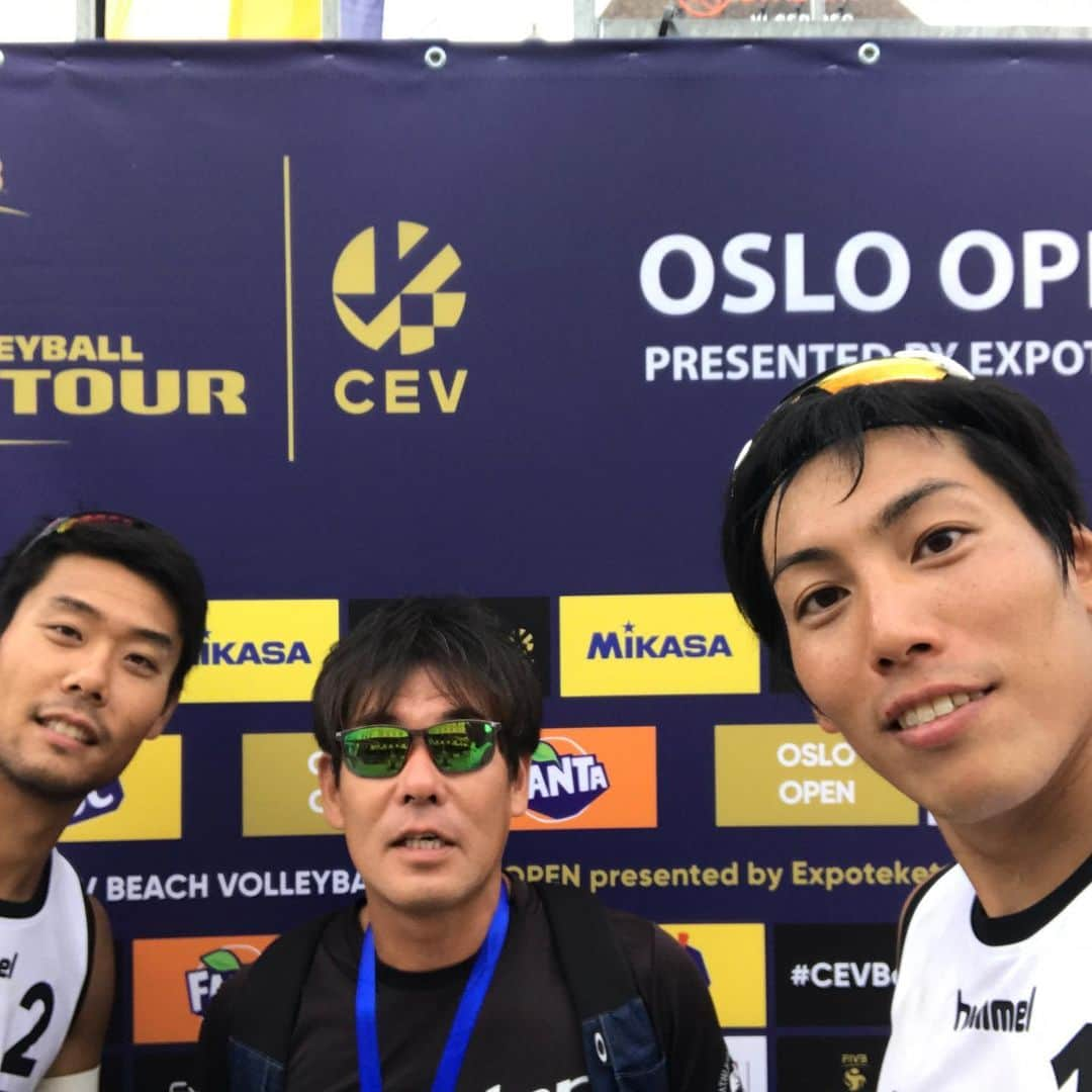 越川優のインスタグラム：「5週に渡る、長い長いワールドツアー1starロードも、Oslo大会で終わり、昨夜帰国しました✈️ 36日ぶりの日本です🇯🇵 オスロー大会🇳🇴は9位タイでした。  表彰台には、Mol3人…3兄弟です🧔👨👨‍🦱 この5週は、たくさん学び、たくさん感じ、たくさんのものを得ました！！ 次はマイナビJBVツアー都城大会に出場します！ しっかり繋げていきたいと思います🏐  #横浜メディカルグループ 所属  #ymg  #hrdエンジニア株式会社  #加賀電子株式会社  #株式会社朋栄社  #和興通信工業株式会社  #株式会社かとり  #株式会社デューク  #エルバランスアイズ  #株式会社ドリームオンライン  #gallery2  #claudiopandiani  #volleyballjunky  #ルックスオティカジャパン  #luxotticajapan  #oakley  @oakleyjapan  #有限会社ベストパフォーマンス  @best.performance2002  #酒井医療株式会社  #カラダファクトリー  @platform1440  #越川優  #yukoshikawa  #beachvolleyball  #ビーチバレー  #tokyo2020  @fivbvolleyball  #fivbworldtour  #1star  #池田隼平  #森岡大生」