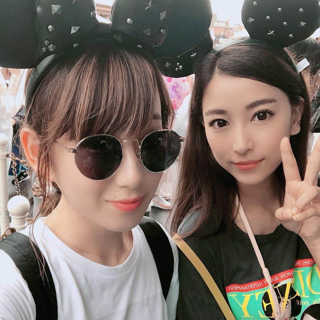 影山祥子さんのインスタグラム写真 - (影山祥子Instagram)「リフレッシュの旅 in Disney Sea🐭🏰 あちゃんと行ってきました👯‍♀️ . 朝からアリエルのとこでデイジーに会えました🐥♡ あそこキャラクターリーディングの穴場🙊✨ . 夏のびしょ濡れのやつ行きたいねって言ってて終わる前に行ってきた🐭 まさかの当たってびっくり😳 当たると思ってなかったから油断したww 場所は真ん中エリアで 濡れ方えぐかったww🥶 まじで、カッパ買っといてよかったww🥶 スニーカー濡れたくなくてビニール袋履いたけど、水の量がえぐすぎて、結局濡れましたww なめてた←🙄 . . つづく←え . . #Disney #disneysea #パイレーツサマー #びしょ濡れ #ディズニー #大好き #リフレッシュ #遊んだ #デイジー #会えた #lover #instagood #ootd #happy #refresh #スニーカー #airmax95 #kicks #code #しどんきゃる #szok」9月3日 18時25分 - sacco324