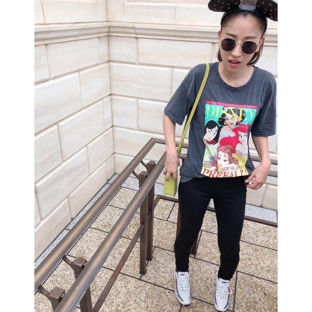 影山祥子さんのインスタグラム写真 - (影山祥子Instagram)「リフレッシュの旅 in Disney Sea🐭🏰 あちゃんと行ってきました👯‍♀️ . 朝からアリエルのとこでデイジーに会えました🐥♡ あそこキャラクターリーディングの穴場🙊✨ . 夏のびしょ濡れのやつ行きたいねって言ってて終わる前に行ってきた🐭 まさかの当たってびっくり😳 当たると思ってなかったから油断したww 場所は真ん中エリアで 濡れ方えぐかったww🥶 まじで、カッパ買っといてよかったww🥶 スニーカー濡れたくなくてビニール袋履いたけど、水の量がえぐすぎて、結局濡れましたww なめてた←🙄 . . つづく←え . . #Disney #disneysea #パイレーツサマー #びしょ濡れ #ディズニー #大好き #リフレッシュ #遊んだ #デイジー #会えた #lover #instagood #ootd #happy #refresh #スニーカー #airmax95 #kicks #code #しどんきゃる #szok」9月3日 18時25分 - sacco324