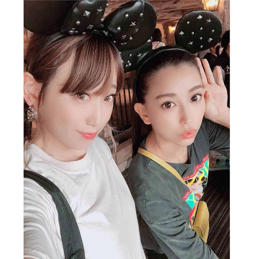 影山祥子さんのインスタグラム写真 - (影山祥子Instagram)「リフレッシュの旅 in Disney Sea🐭🏰 あちゃんと行ってきました👯‍♀️ . 朝からアリエルのとこでデイジーに会えました🐥♡ あそこキャラクターリーディングの穴場🙊✨ . 夏のびしょ濡れのやつ行きたいねって言ってて終わる前に行ってきた🐭 まさかの当たってびっくり😳 当たると思ってなかったから油断したww 場所は真ん中エリアで 濡れ方えぐかったww🥶 まじで、カッパ買っといてよかったww🥶 スニーカー濡れたくなくてビニール袋履いたけど、水の量がえぐすぎて、結局濡れましたww なめてた←🙄 . . つづく←え . . #Disney #disneysea #パイレーツサマー #びしょ濡れ #ディズニー #大好き #リフレッシュ #遊んだ #デイジー #会えた #lover #instagood #ootd #happy #refresh #スニーカー #airmax95 #kicks #code #しどんきゃる #szok」9月3日 18時25分 - sacco324
