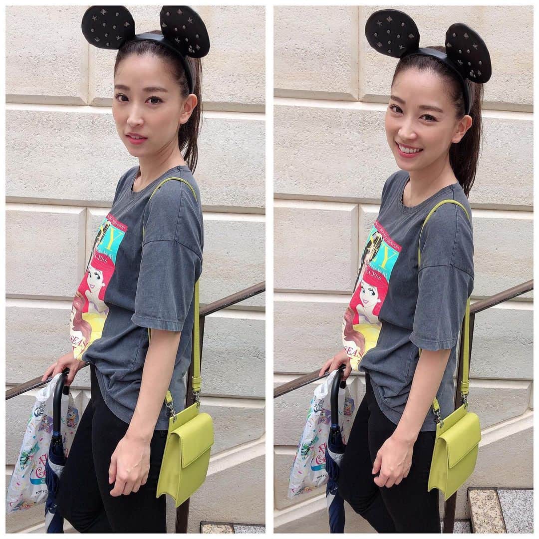 影山祥子さんのインスタグラム写真 - (影山祥子Instagram)「リフレッシュの旅 in Disney Sea🐭🏰 あちゃんと行ってきました👯‍♀️ . 朝からアリエルのとこでデイジーに会えました🐥♡ あそこキャラクターリーディングの穴場🙊✨ . 夏のびしょ濡れのやつ行きたいねって言ってて終わる前に行ってきた🐭 まさかの当たってびっくり😳 当たると思ってなかったから油断したww 場所は真ん中エリアで 濡れ方えぐかったww🥶 まじで、カッパ買っといてよかったww🥶 スニーカー濡れたくなくてビニール袋履いたけど、水の量がえぐすぎて、結局濡れましたww なめてた←🙄 . . つづく←え . . #Disney #disneysea #パイレーツサマー #びしょ濡れ #ディズニー #大好き #リフレッシュ #遊んだ #デイジー #会えた #lover #instagood #ootd #happy #refresh #スニーカー #airmax95 #kicks #code #しどんきゃる #szok」9月3日 18時25分 - sacco324