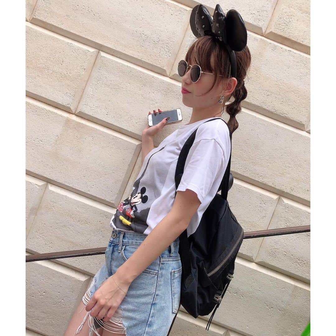 影山祥子さんのインスタグラム写真 - (影山祥子Instagram)「リフレッシュの旅 in Disney Sea🐭🏰 あちゃんと行ってきました👯‍♀️ . 朝からアリエルのとこでデイジーに会えました🐥♡ あそこキャラクターリーディングの穴場🙊✨ . 夏のびしょ濡れのやつ行きたいねって言ってて終わる前に行ってきた🐭 まさかの当たってびっくり😳 当たると思ってなかったから油断したww 場所は真ん中エリアで 濡れ方えぐかったww🥶 まじで、カッパ買っといてよかったww🥶 スニーカー濡れたくなくてビニール袋履いたけど、水の量がえぐすぎて、結局濡れましたww なめてた←🙄 . . つづく←え . . #Disney #disneysea #パイレーツサマー #びしょ濡れ #ディズニー #大好き #リフレッシュ #遊んだ #デイジー #会えた #lover #instagood #ootd #happy #refresh #スニーカー #airmax95 #kicks #code #しどんきゃる #szok」9月3日 18時25分 - sacco324