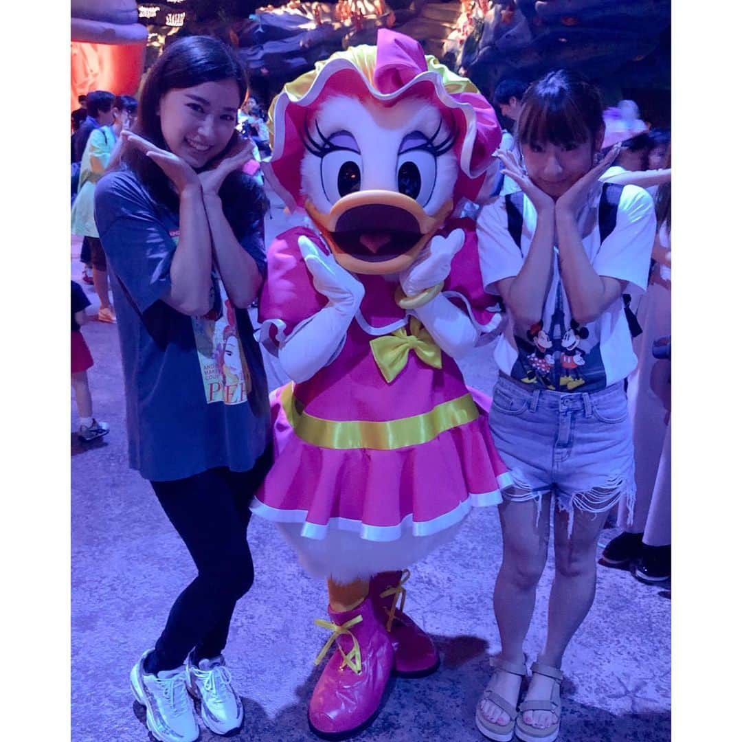 影山祥子さんのインスタグラム写真 - (影山祥子Instagram)「リフレッシュの旅 in Disney Sea🐭🏰 あちゃんと行ってきました👯‍♀️ . 朝からアリエルのとこでデイジーに会えました🐥♡ あそこキャラクターリーディングの穴場🙊✨ . 夏のびしょ濡れのやつ行きたいねって言ってて終わる前に行ってきた🐭 まさかの当たってびっくり😳 当たると思ってなかったから油断したww 場所は真ん中エリアで 濡れ方えぐかったww🥶 まじで、カッパ買っといてよかったww🥶 スニーカー濡れたくなくてビニール袋履いたけど、水の量がえぐすぎて、結局濡れましたww なめてた←🙄 . . つづく←え . . #Disney #disneysea #パイレーツサマー #びしょ濡れ #ディズニー #大好き #リフレッシュ #遊んだ #デイジー #会えた #lover #instagood #ootd #happy #refresh #スニーカー #airmax95 #kicks #code #しどんきゃる #szok」9月3日 18時25分 - sacco324
