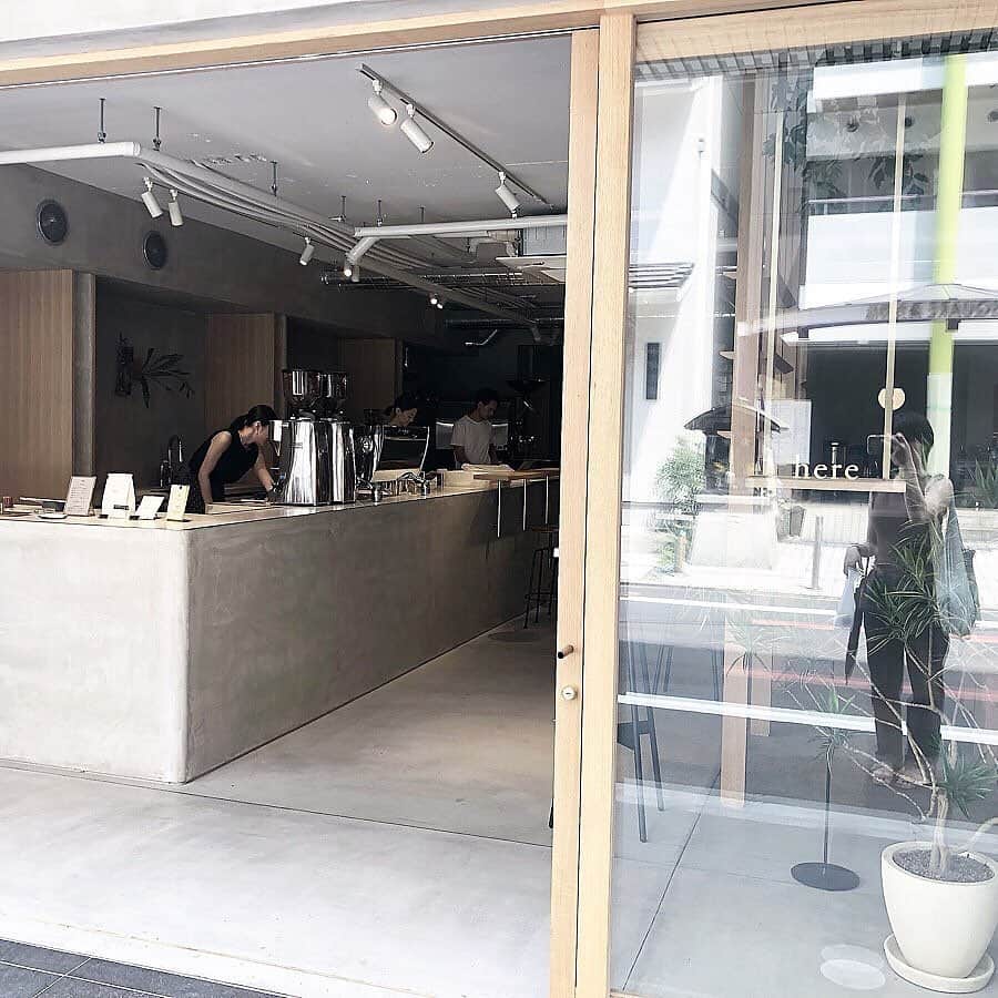 isutaさんのインスタグラム写真 - (isutaInstagram)「. 京都にあるカフェ「here」をご紹介♡ シンプルで韓国っぽい雰囲気が魅力的なお店です。 . 「ココカヌレ」と書かれた三角形の袋に包まれたカヌレが人気のよう♩ ぜひコーヒーと一緒に頼んでみてくださいね！ . isutaのwebサイトでは、おすすめのコーデから可愛いカフェまでたくさんの情報をお届けしています！ また、isutaのオリジナルグッズも販売中！ぜひisutaのwebサイトからチェックしてみてください ________ here access：京都府京都市中京区姉西洞院町524 二条城前駅徒歩10分 open：8:00～19:00 close：不定休 ________ Photo by @t_chiaaaa  @natsune___elec . #isuta #isutapic #isutacafe #イスタ #isuta_京都 #京都カフェ #here」9月3日 18時27分 - isuta_jp