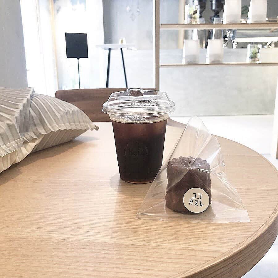 isutaさんのインスタグラム写真 - (isutaInstagram)「. 京都にあるカフェ「here」をご紹介♡ シンプルで韓国っぽい雰囲気が魅力的なお店です。 . 「ココカヌレ」と書かれた三角形の袋に包まれたカヌレが人気のよう♩ ぜひコーヒーと一緒に頼んでみてくださいね！ . isutaのwebサイトでは、おすすめのコーデから可愛いカフェまでたくさんの情報をお届けしています！ また、isutaのオリジナルグッズも販売中！ぜひisutaのwebサイトからチェックしてみてください ________ here access：京都府京都市中京区姉西洞院町524 二条城前駅徒歩10分 open：8:00～19:00 close：不定休 ________ Photo by @t_chiaaaa  @natsune___elec . #isuta #isutapic #isutacafe #イスタ #isuta_京都 #京都カフェ #here」9月3日 18時27分 - isuta_jp