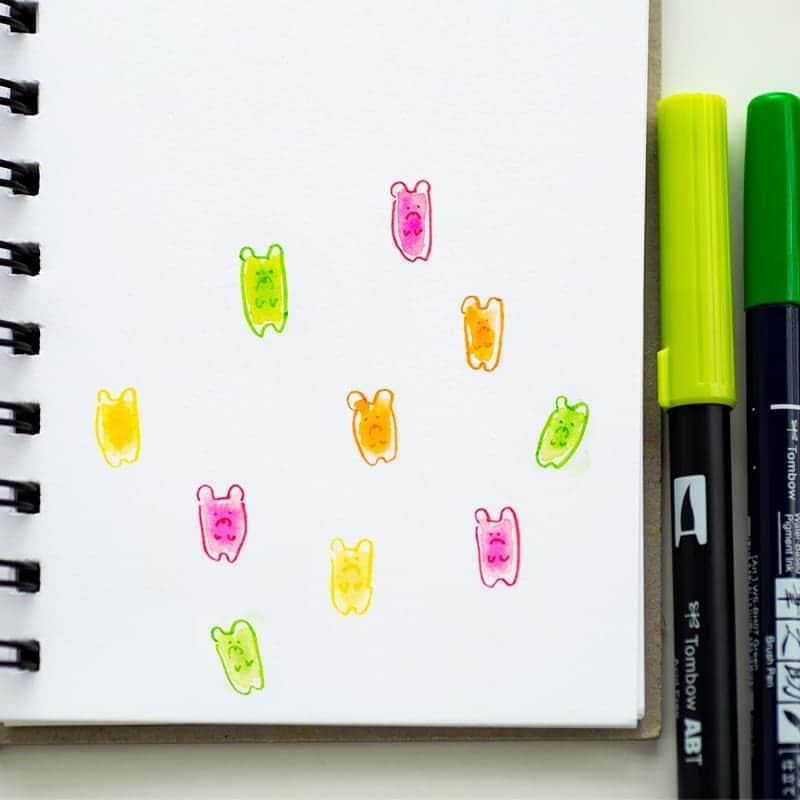 トンボ鉛筆さんのインスタグラム写真 - (トンボ鉛筆Instagram)「今日は #グミの日 ！ 筆之助カラー×ABT×水筆で、HARIBOを描きました🐻！ ABTと水筆で色を塗る際外側に白い部分を残し、真ん中にだけ濃い色を足してグミの透明感が出ないか試してみました✨  筆之助カラーは水性顔料で耐水性があるので、水筆を使って水彩風にするイラストの線画にぴったりです。 水筆は中筆を使いました🙆‍♂️ . . . #tombowfunart #tombow #dualbrushpen #tombowdualbrushpen #tombowbrushpen #withtombow #handwritten #drawing #drawings #draw #waterbrush #drawingaday #ABT #トンボ鉛筆 #watercolor #watercolorillustration #watercolorpainting #fudenosuke #筆之助 #gummybears #gummybear #haribo #goldenbear #doodlevideo」9月3日 18時27分 - tombowpencil