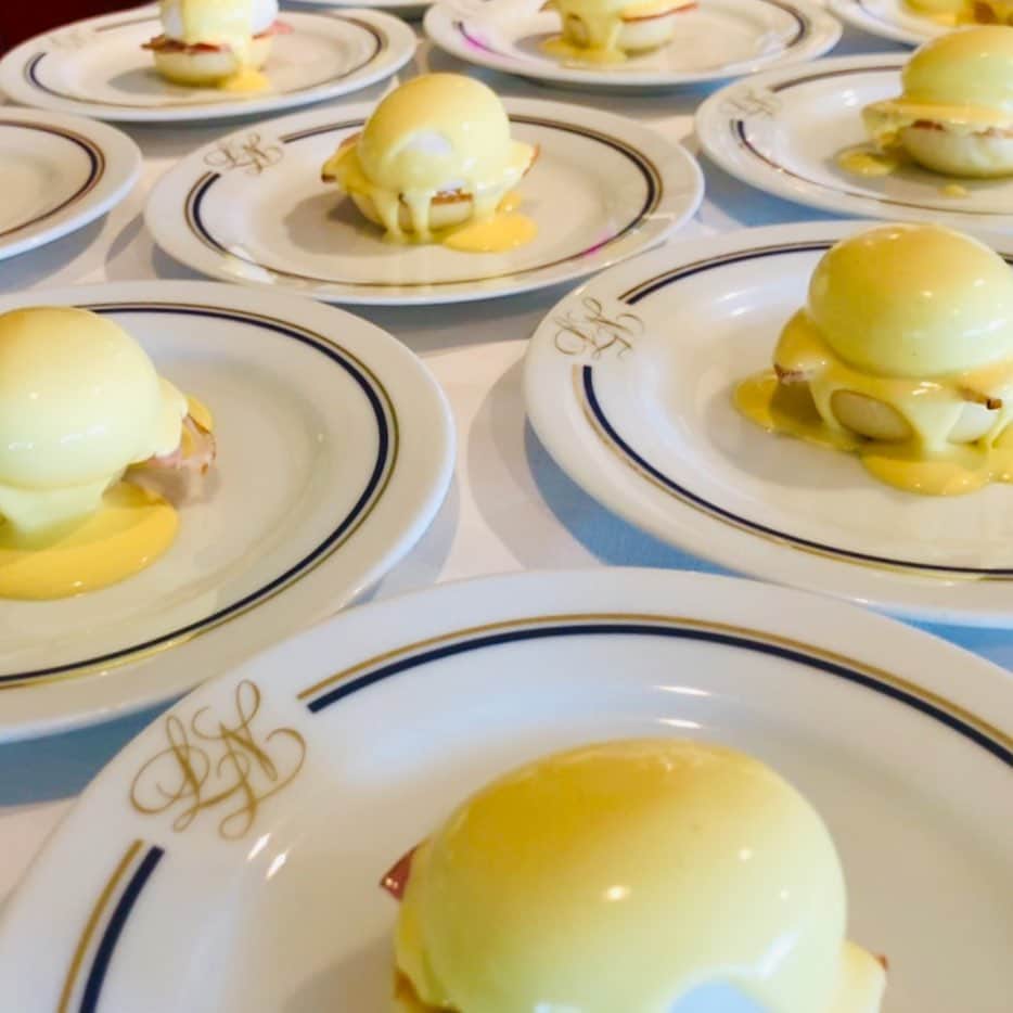 【公式】ホテルニューグランドさんのインスタグラム写真 - (【公式】ホテルニューグランドInstagram)「とろりとした黄身、濃厚なソースが食慾をそそる「エッグベネディクト」。 今月より土日祝日限定で、タワー館5階「ル・ノルマンディ」の朝食ブッフェに仲間入りします!! #ホテルニューグランド #横浜 #朝食 #モーニング #エッグベネディクト #NY #イギリス#卵料理 #イングリッシュマフィン #朝ごはん #ブッフェ #フレンチトースト #オムレツ #ポーチドエッグ #ハム #横浜グルメ #美味しいお店 #グルメ好き #たまご #カフェご飯 #新メニュー #新登場 #旅行 #海外 #リゾート #おしゃれ #hotelnewgrand #yokohama #egg #new」9月3日 18時33分 - hotelnewgrand