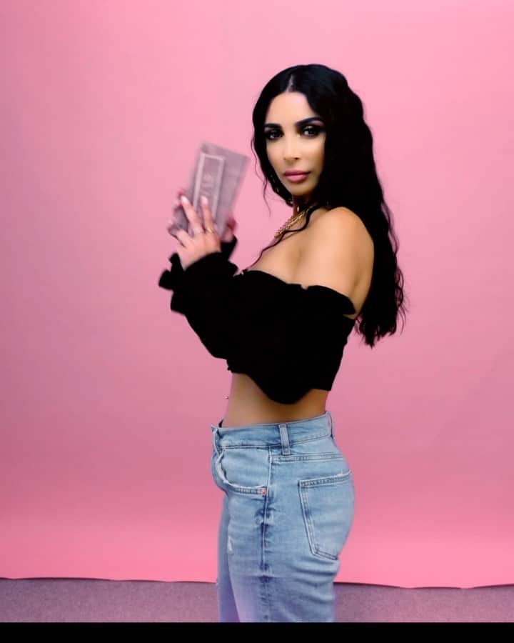 sananasのインスタグラム：「TIC TAC ... ⏰ Rendez-vous ce soir à 17h30 sur ma chaîne Youtube 🤫👀 . #SephoraCollectionxSananas  @sephorafrance @sephoracollection」