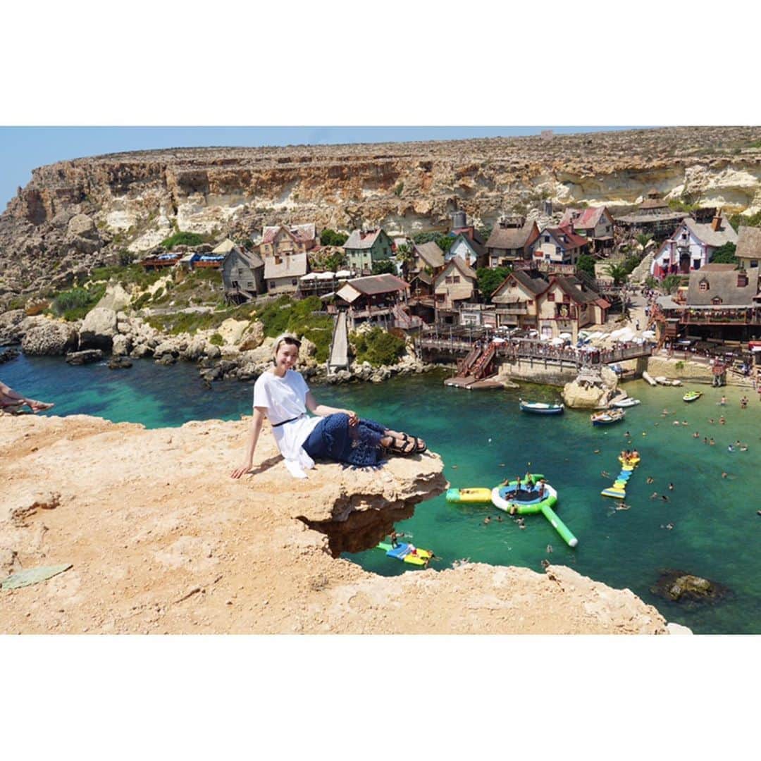 豊田エリーさんのインスタグラム写真 - (豊田エリーInstagram)「🎬 小さい頃何度も観た映画「ポパイ」💪🏻 マルタには今でもそのセットが残っていると聞き、 行ってきました。 ロビン・ウィリアムズはずっと好きな俳優なので、 ここで撮影していたのかぁ、 としみじみ。 ・ The film set of “Popeye” still remains in Malta as a theme park! Such a lovely place to visit. #Malta #PopeyeVillage  #マルタ #ポパイ村 #daughtertookthis 🏘」9月3日 18時39分 - ellie_toyota
