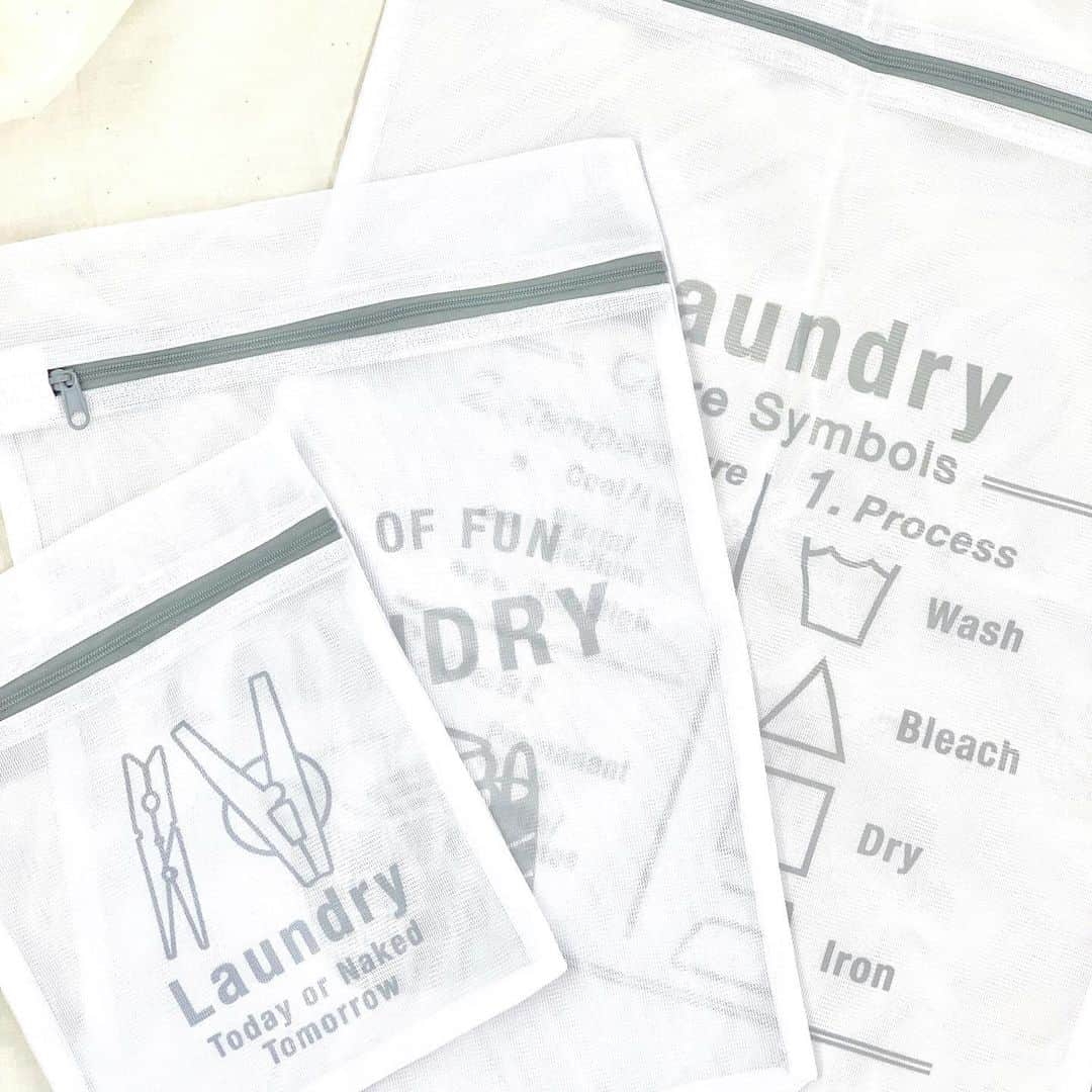 3COINSさんのインスタグラム写真 - (3COINSInstagram)「❋ NEW LAUNDRY ITEMS ❋﻿ ﻿ ◆ランドリーネット各種﻿ ・シリンダー﻿ size(約):直径21×横28cm﻿ ﻿ ・3ポケットランドリーネット﻿ size(約):45×40cm (マチ20cm)﻿ ﻿ ・スクエア3P﻿ size(約)﻿ 大:約35×50cm﻿ 中:約25×35cm﻿ 小:約18×22cm﻿ ﻿ 各￥300＋tax﻿ ﻿ ﻿ シンプルなデザインが可愛い、人気のランドリーネットの新柄が入荷です♪﻿ ﻿ 立体的なぬいぐるみや、かさばるデニムなどのお洗濯にぴったりなシリンダー型やお得な3枚セットなど多数ご用意！﻿ ﻿ 大人気の3ポケットランドリーネットは﻿ 仕切りの高さを変更し、ネットの中で洗濯物が混ざらないように改良されました！！﻿ ﻿ ﻿ この他にも多数ございますので、﻿ 用途やお好みに合わせて選んで見てくださいね☆﻿ ﻿ ﻿ ※店舗により在庫、品揃えが異なります。﻿ お問い合わせは各店舗までお願い致します。﻿ ﻿ ※取り寄せ・取り置きは行っておりません。﻿ ご了承くださいませ。﻿ ﻿ ﻿ #3COINS #スリーコインズ #スリコ #ランドリー #ランドリーネット #NEW #プチプラ #プチプラ雑貨 #洗濯 #新商品 #ランドリーバッグ #シンプル #シンプルな暮らし  #グレーインテリア #グレー #ロゴデザイン  #ぬいぐるみ #ぬいぐるみ洗濯」9月3日 18時40分 - 3coins_official