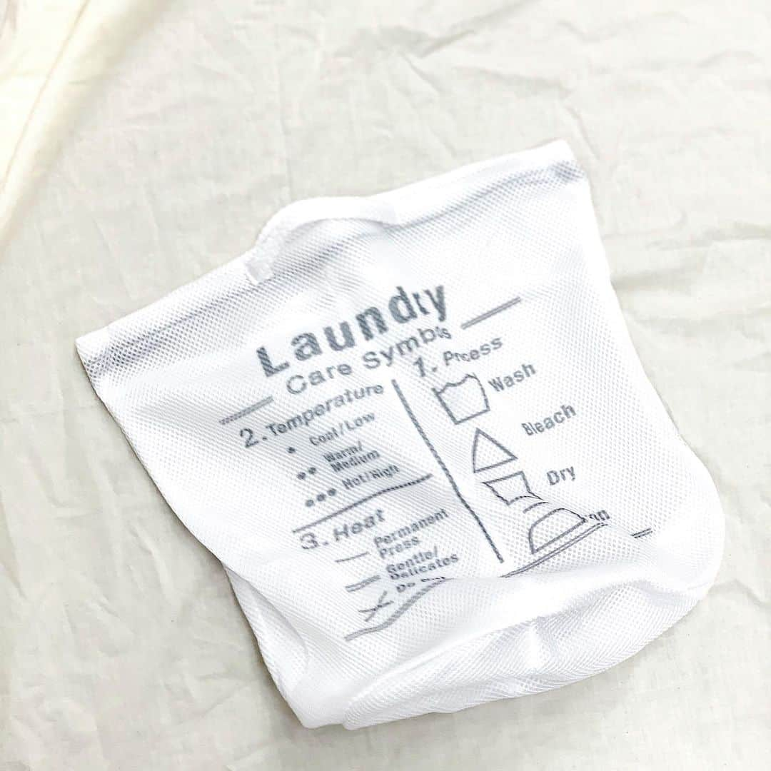 3COINSさんのインスタグラム写真 - (3COINSInstagram)「❋ NEW LAUNDRY ITEMS ❋﻿ ﻿ ◆ランドリーネット各種﻿ ・シリンダー﻿ size(約):直径21×横28cm﻿ ﻿ ・3ポケットランドリーネット﻿ size(約):45×40cm (マチ20cm)﻿ ﻿ ・スクエア3P﻿ size(約)﻿ 大:約35×50cm﻿ 中:約25×35cm﻿ 小:約18×22cm﻿ ﻿ 各￥300＋tax﻿ ﻿ ﻿ シンプルなデザインが可愛い、人気のランドリーネットの新柄が入荷です♪﻿ ﻿ 立体的なぬいぐるみや、かさばるデニムなどのお洗濯にぴったりなシリンダー型やお得な3枚セットなど多数ご用意！﻿ ﻿ 大人気の3ポケットランドリーネットは﻿ 仕切りの高さを変更し、ネットの中で洗濯物が混ざらないように改良されました！！﻿ ﻿ ﻿ この他にも多数ございますので、﻿ 用途やお好みに合わせて選んで見てくださいね☆﻿ ﻿ ﻿ ※店舗により在庫、品揃えが異なります。﻿ お問い合わせは各店舗までお願い致します。﻿ ﻿ ※取り寄せ・取り置きは行っておりません。﻿ ご了承くださいませ。﻿ ﻿ ﻿ #3COINS #スリーコインズ #スリコ #ランドリー #ランドリーネット #NEW #プチプラ #プチプラ雑貨 #洗濯 #新商品 #ランドリーバッグ #シンプル #シンプルな暮らし  #グレーインテリア #グレー #ロゴデザイン  #ぬいぐるみ #ぬいぐるみ洗濯」9月3日 18時40分 - 3coins_official