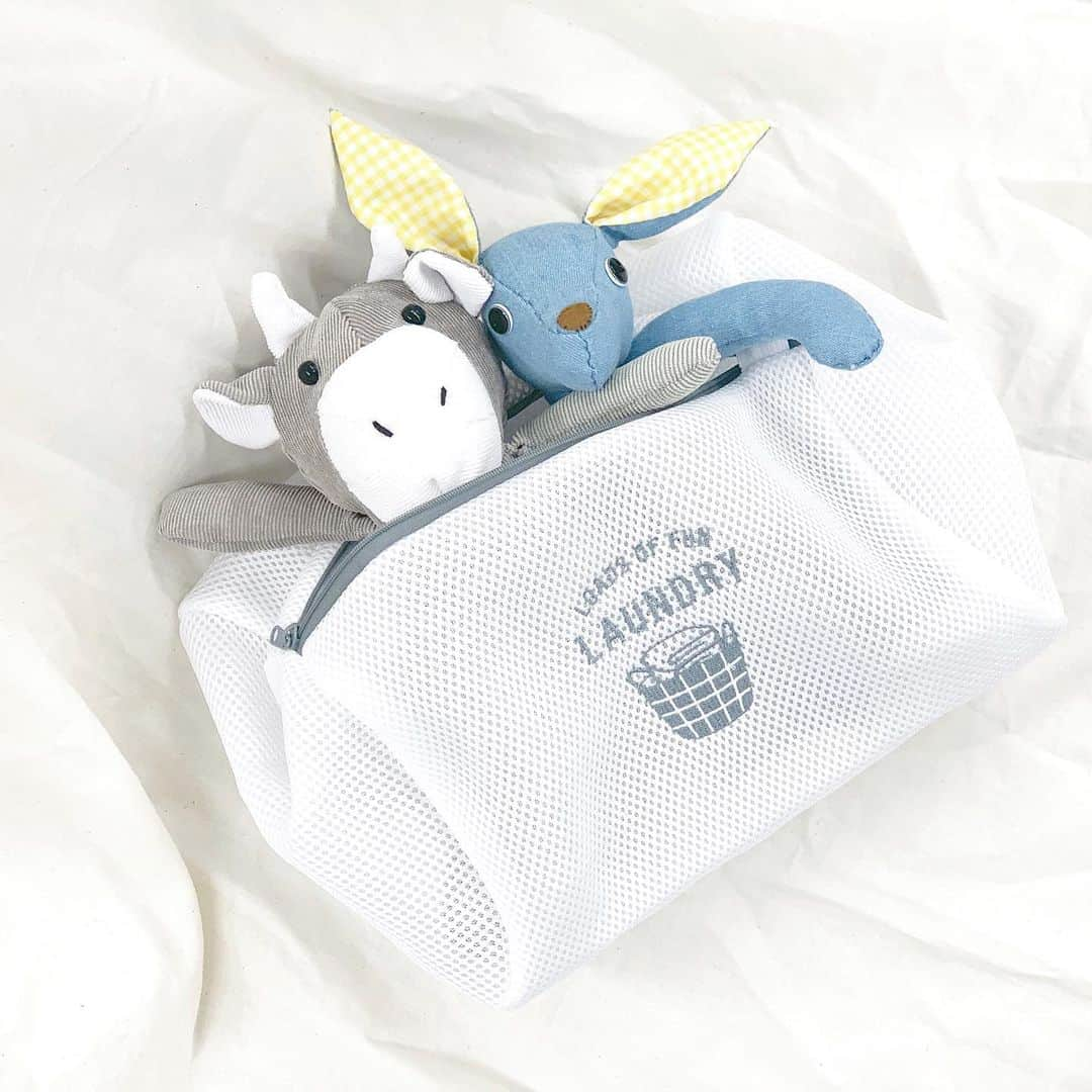 3COINSさんのインスタグラム写真 - (3COINSInstagram)「❋ NEW LAUNDRY ITEMS ❋﻿ ﻿ ◆ランドリーネット各種﻿ ・シリンダー﻿ size(約):直径21×横28cm﻿ ﻿ ・3ポケットランドリーネット﻿ size(約):45×40cm (マチ20cm)﻿ ﻿ ・スクエア3P﻿ size(約)﻿ 大:約35×50cm﻿ 中:約25×35cm﻿ 小:約18×22cm﻿ ﻿ 各￥300＋tax﻿ ﻿ ﻿ シンプルなデザインが可愛い、人気のランドリーネットの新柄が入荷です♪﻿ ﻿ 立体的なぬいぐるみや、かさばるデニムなどのお洗濯にぴったりなシリンダー型やお得な3枚セットなど多数ご用意！﻿ ﻿ 大人気の3ポケットランドリーネットは﻿ 仕切りの高さを変更し、ネットの中で洗濯物が混ざらないように改良されました！！﻿ ﻿ ﻿ この他にも多数ございますので、﻿ 用途やお好みに合わせて選んで見てくださいね☆﻿ ﻿ ﻿ ※店舗により在庫、品揃えが異なります。﻿ お問い合わせは各店舗までお願い致します。﻿ ﻿ ※取り寄せ・取り置きは行っておりません。﻿ ご了承くださいませ。﻿ ﻿ ﻿ #3COINS #スリーコインズ #スリコ #ランドリー #ランドリーネット #NEW #プチプラ #プチプラ雑貨 #洗濯 #新商品 #ランドリーバッグ #シンプル #シンプルな暮らし  #グレーインテリア #グレー #ロゴデザイン  #ぬいぐるみ #ぬいぐるみ洗濯」9月3日 18時40分 - 3coins_official