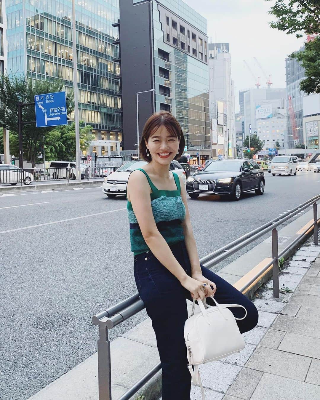 猪鼻ちひろのインスタグラム：「💚 夏服と見せかけて ニットのキャミソール🧶 まずはどうしても一枚で着たかったから嬉しい！ tops... @bananarepublic_jp  accessory... @from_chiro  denim... @apc_paris  bag... @levernis_official  shoes... @converse  #ちひろのお洋服 #前髪 #ぴゅーん #何回も投稿しなおしても画質が荒いのなんでなのよ」
