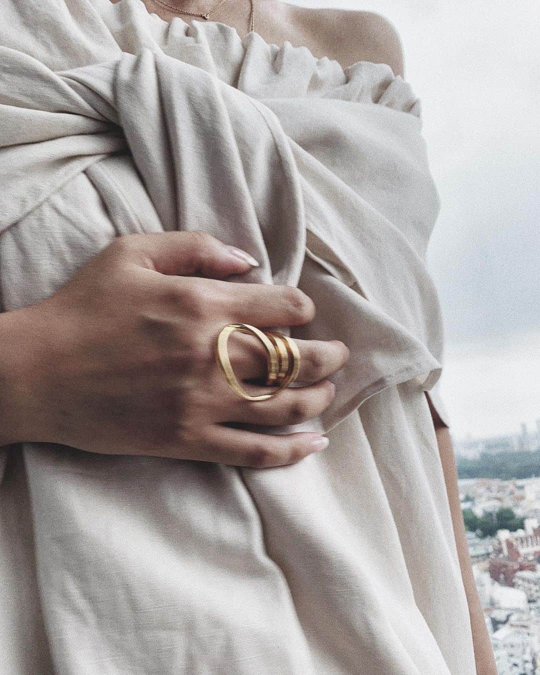 JUNNAさんのインスタグラム写真 - (JUNNAInstagram)「@etretokyo 2020年の春夏の サンプルたちに袖を通し、会議、会議、会議😌  手元にヒカルぐるぐるの Round Trip Ring は @charlottechesnaisjewelry ✨ @sonekana と @edamame.38 からの お誕生日プレゼント🎁  見るたび浮かれちゃうんだから🙈 大切にするね❤️ #only #charlottechesnaisjewelry #RoundTripRing  #2020ETRE_SS」9月3日 18時56分 - junna