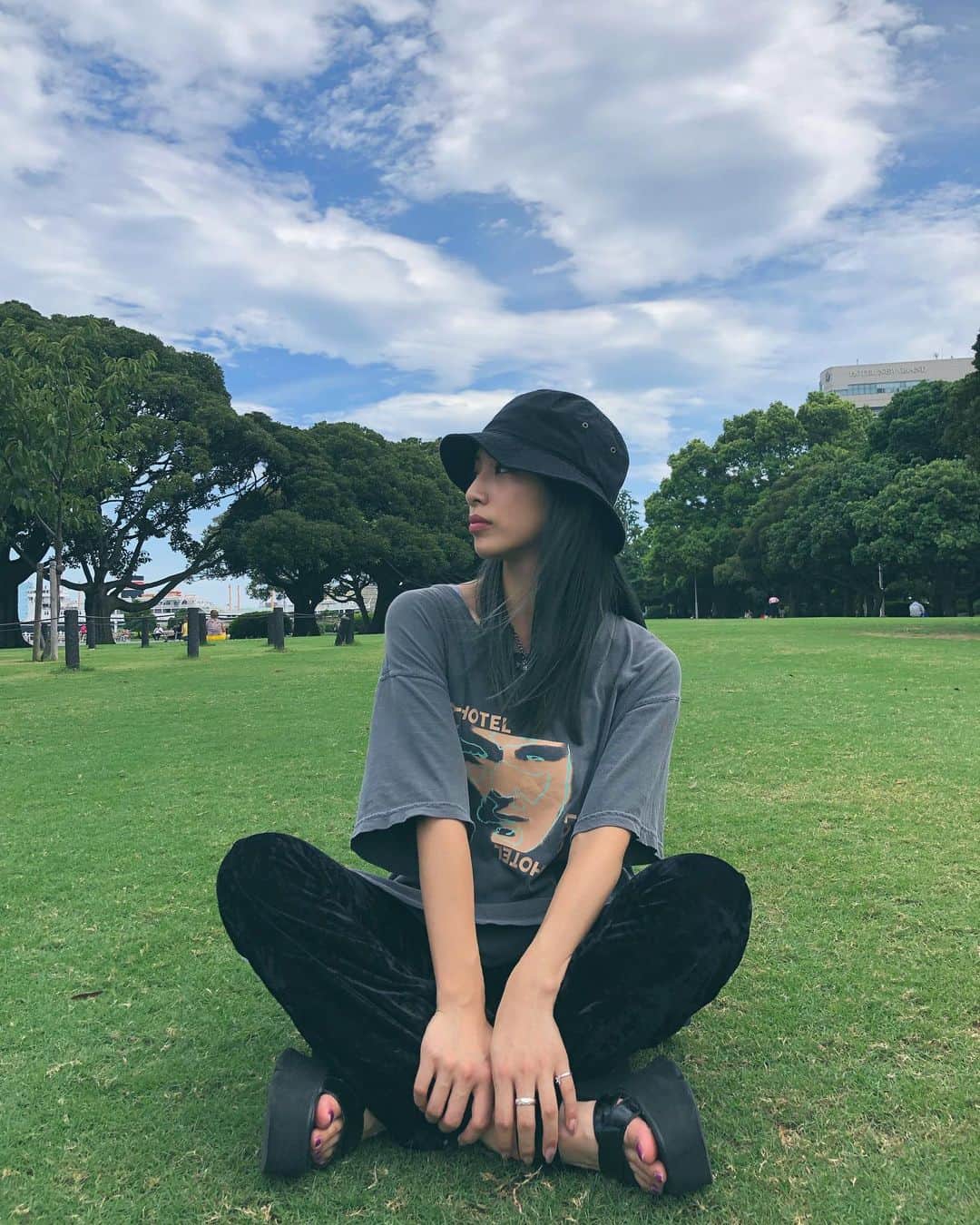 honoka のインスタグラム：「横浜でお仕事やった日に﻿ もかのカメラマンしに海が見える公園に﻿ 寄り道したんやけど、気持ちよすぎた💕💕💕﻿ 最近涼しくなってきたし﻿ 公園でピクニックとかしたいわー🤘🏽﻿ 誰かお弁当作って🙋🏻笑  #チキチキボーン好きやったなー #卵焼き友達の家の味めっちゃ気になる #自分家は醤油も入ってるけどどちらから甘い系やった」