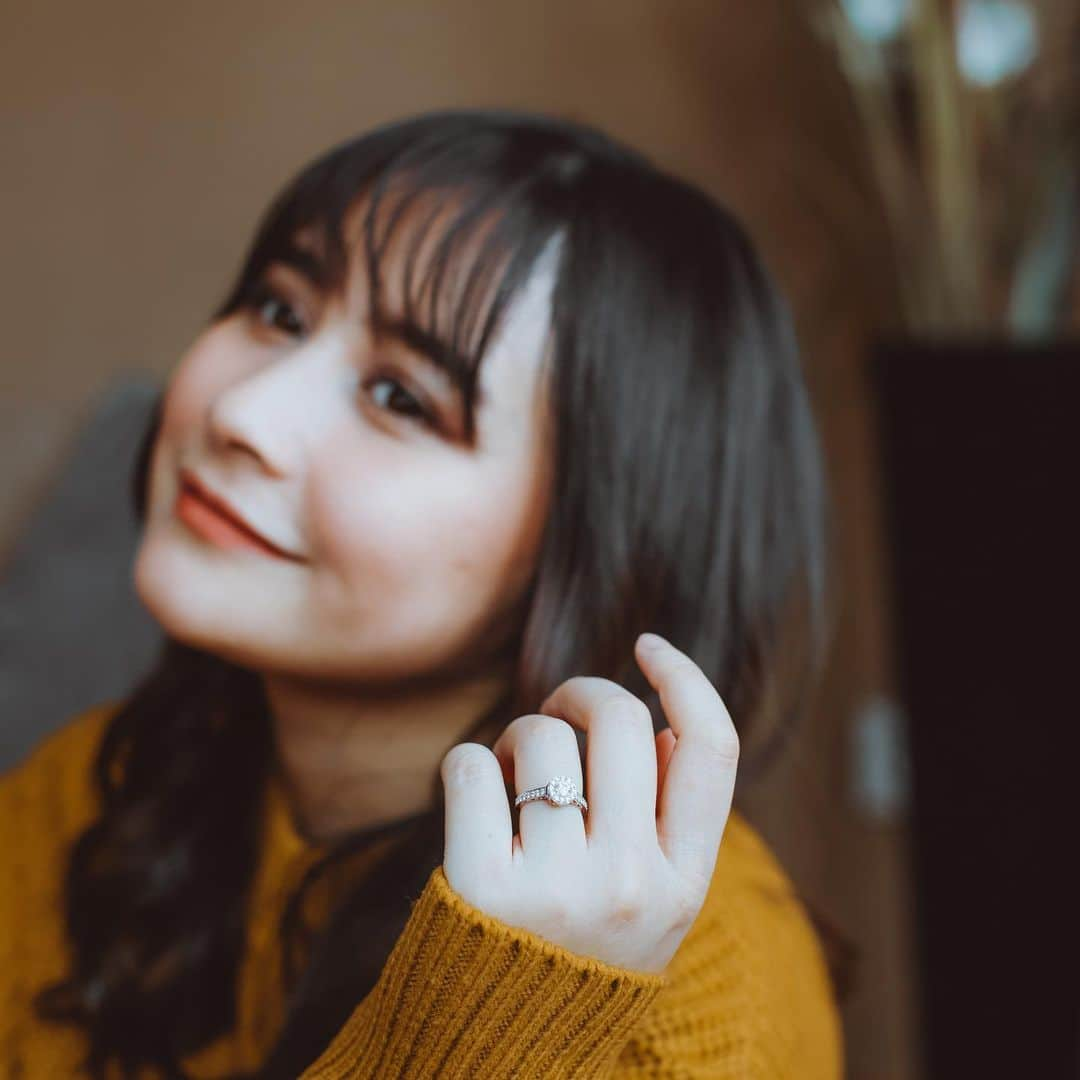 Prilly Latuconsinaさんのインスタグラム写真 - (Prilly LatuconsinaInstagram)「I GOT A RING & DEFINITELY SAY YES!  Rasa bahagiaku berlipat-lipat ganda dalam waktu dekat ini. Sebentar lagi film ‘DANUR 3: Sunyaruri’ akan segera release dan langsung bisa dinikmati teman-teman sekalian. Selain itu, aku juga mendapatkan cincin dari Sandra Dewi Gold yang pas banget di tangan aku! Cincin dari Princess Style Collection akan menemani #goldenmoment aku dalam setiap rangkaian promosi film #DANUR3.  Aku juga mau kamu memiliki kebahagiaan yang sama dengan aku, dan dapet sertifikat perhiasan emas senilai JUTAAN rupiah yang langsung aku tanda tangani!  Caranya mudah banget, ikutin langkah ini ya: - Follow @sandradewigold_id, @prillylatuconsina96 & @danurmovie - Like & comment di post giveaway akun @sandradewigold_id - Tag 5 orang temanmu + akun @danurmovie di kolom komentar post giveaway di akun @sandradewigold_id - Beli tiket hari pertama (26 Sept 2019) ‘DANUR 3: Sunyaruri’ sebanyak-banyaknya. Post di IG Story dan mention @sandradewigold_id & @danurmovie - Beri hashtag #SandraDewiGold #GoldenMoment #sdwgoldprillygiveaway #DANUR3GoldenMoment - Akun instagram TIDAK di private - Like post lainnya di akun @sandradewigold_id yaa  Giveaway akan ditutup pada 26 Sept jam 23.00. Pemenangnya akan diumumkan pada 27 Sept 2019 melalui instastory @sandradewigold_id dan @danurmovie」9月3日 18時48分 - prillylatuconsina96