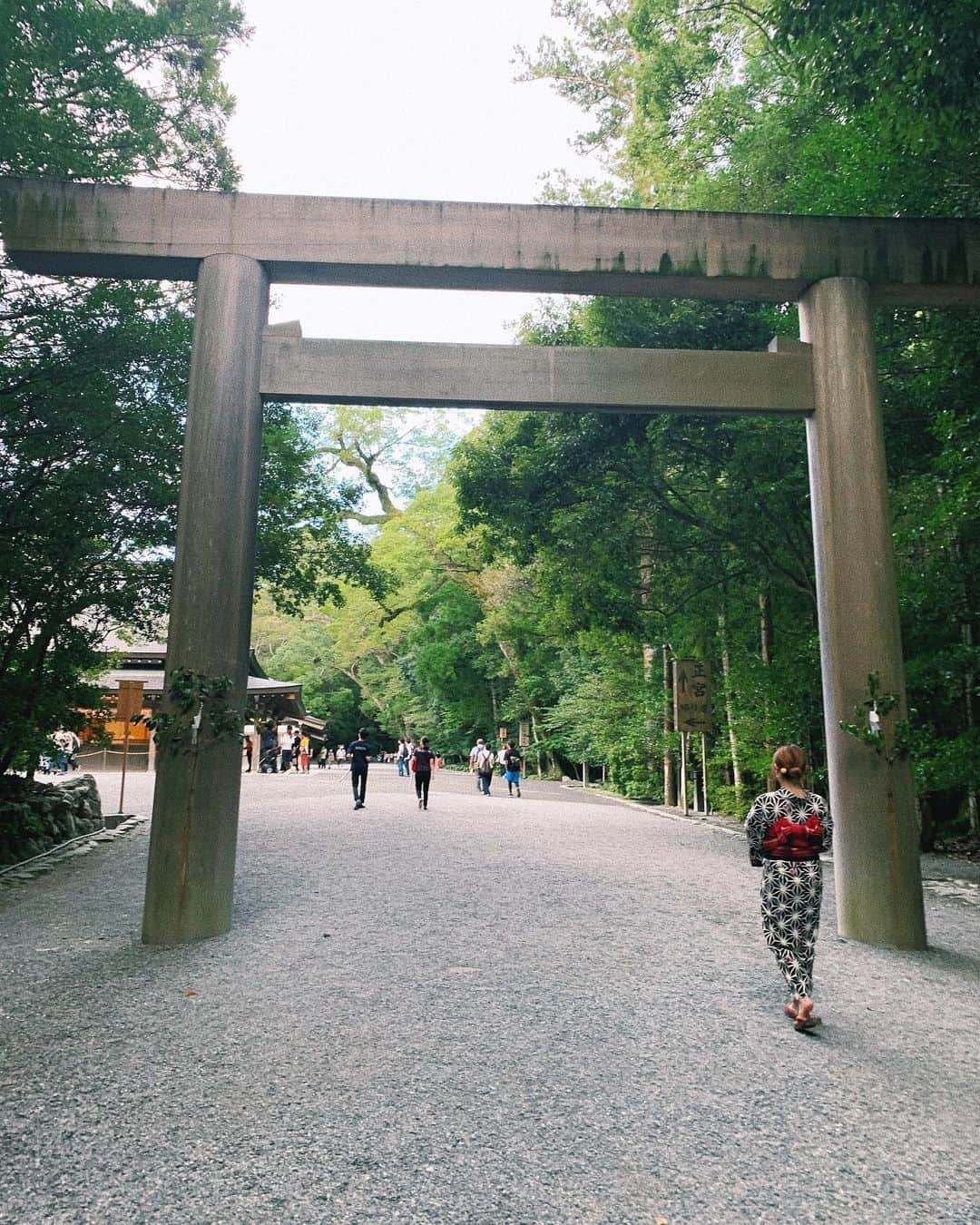 sayocoのインスタグラム：「人生初伊勢神宮参拝🙏⛩ ・ ・ 伊勢神宮の内宮、外宮と猿田彦神社を 参拝してきました👏💖 ・ パワースポットで浄化されて 今は清々しい気分で名古屋へ移動中🙂🚃 ・ ・ #伊勢神宮#女子旅#sayo_trip」