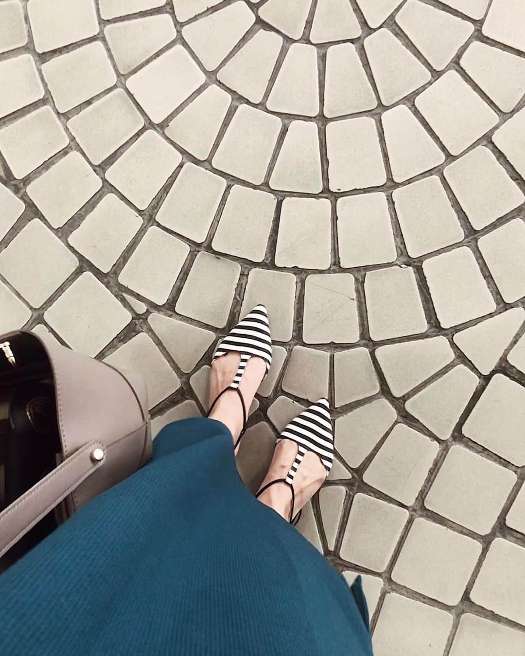 のインスタグラム：「.﻿ ﻿ ﻿ TSURU by MARIKO OIKAWA﻿ のフラットパンプス♡﻿ ﻿ 足のラインが綺麗に見えて﻿ とってもかわいくてウキウキ♡﻿ ﻿ ﻿ #TSURUbyMARIKOOIKAWA﻿ #ツルバイマリコオイカワ  #studious #ステュディオス  #足元倶楽部 #フラットパンプス﻿ #ボーダーパンプス」