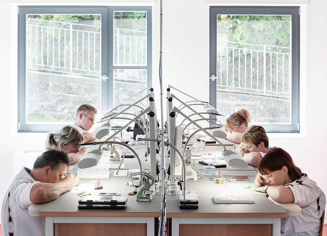 のインスタグラム：「At the heart of everything we do at NOMOS Glashütte: sustainability.  Longevity and outstanding quality: We work according to the principles of the Deutscher Werkbund and Bauhaus. Design engineers, watchmakers, and product designers collaborate to create fine timepieces. And the aim is always the same: To create watches that are outstanding in every regard—and designed to last a lifetime. Eleven NOMOS watches have already received the Red Dot Design Award, which celebrates high-quality design and sustainable production.  #nomos #nomosglashuette #watch #watches #watchesofinstagram #watchmaking #watchmaker #watchfam #watchuseek #watchlove #clock #horology #timepiece #timepieces #glashutte #watchmakers #sustainability #watchdesign」