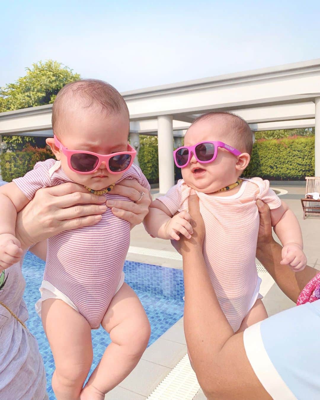 ジェシカ・ヤマダのインスタグラム：「Arwen: “Sis. Kzl bat. Masa tadi kena palak, teether gua diambil.” . Arya: “Ehhh... Rakun kotak!! Mana anaknya, gua samperin!!!” . #jessbebes @jessbebes #dramabayi」