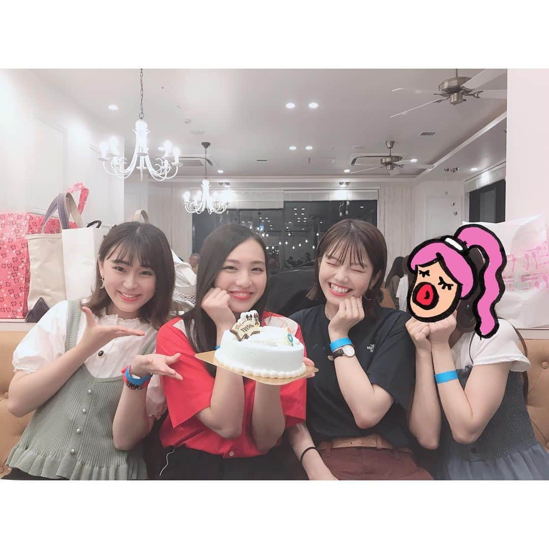 MOMOKAさんのインスタグラム写真 - (MOMOKAInstagram)「・ ごまだんばーべきゅー！🍖 したよー！！！この間！！ うちら4人と、ファミリーも集まって、やったの👨‍👩‍👧‍👧笑 めちゃめちゃ、幸せな時間だったよーーーー🥺ずっとずっと、したかったの、、！ そして北村の早めのバースデー！したよ！(笑) あ、めっちゃ手羽先焼いてるのは、 うちらのじゃなくてファミリー分を焼いてたから。だからね。🙄🐓笑笑 こうしてずーと仲良くできるのも、 家族ぐるみで付き合えるのも凄いことだよね、、！他にいないもんなあ、、😂 みんなそれぞれお仕事とか学校とか海外行って頑張ってたりするし、 ももも負けんように頑張らんとな😌 これからもずっとだいすき！」9月3日 19時02分 - momoka_jewel