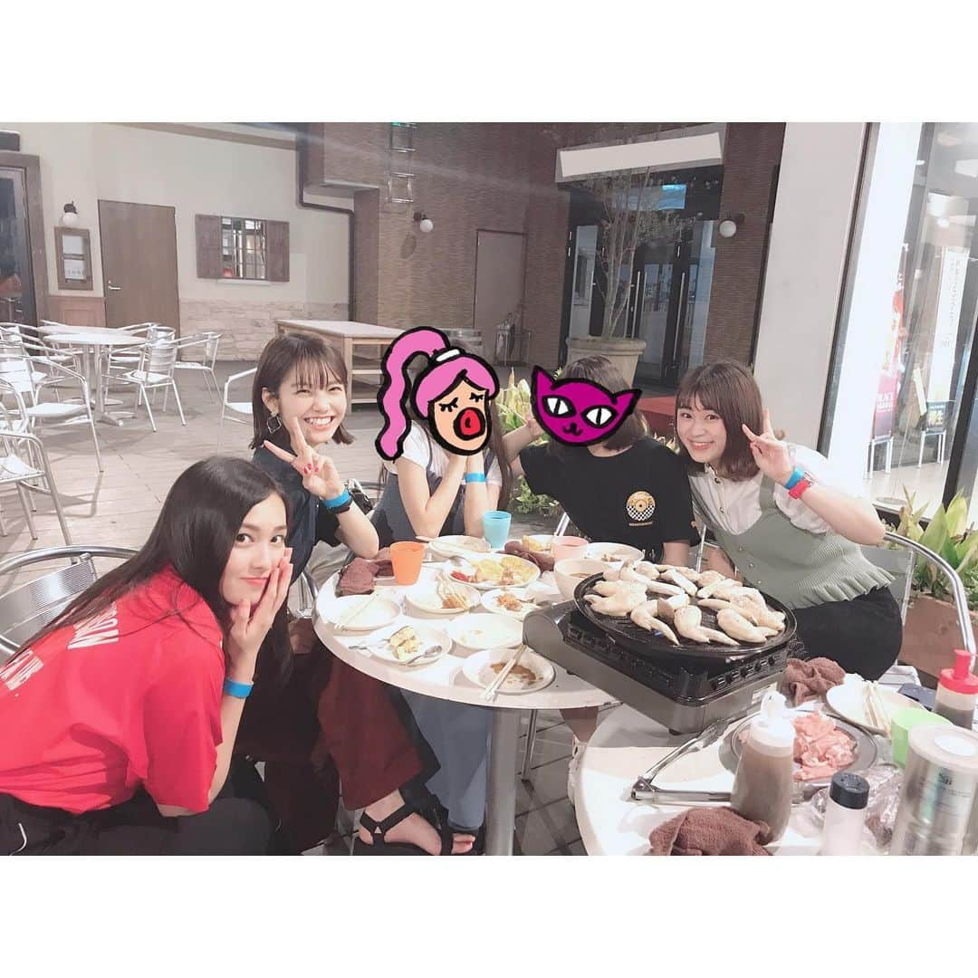 MOMOKAさんのインスタグラム写真 - (MOMOKAInstagram)「・ ごまだんばーべきゅー！🍖 したよー！！！この間！！ うちら4人と、ファミリーも集まって、やったの👨‍👩‍👧‍👧笑 めちゃめちゃ、幸せな時間だったよーーーー🥺ずっとずっと、したかったの、、！ そして北村の早めのバースデー！したよ！(笑) あ、めっちゃ手羽先焼いてるのは、 うちらのじゃなくてファミリー分を焼いてたから。だからね。🙄🐓笑笑 こうしてずーと仲良くできるのも、 家族ぐるみで付き合えるのも凄いことだよね、、！他にいないもんなあ、、😂 みんなそれぞれお仕事とか学校とか海外行って頑張ってたりするし、 ももも負けんように頑張らんとな😌 これからもずっとだいすき！」9月3日 19時02分 - momoka_jewel