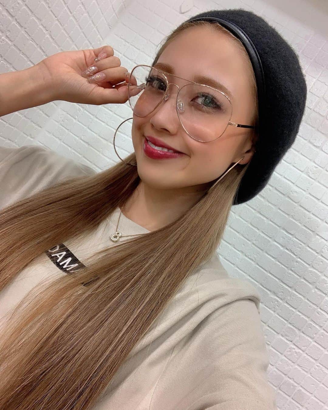 のインスタグラム：「雷⚡️すごーい😱😱 夜からまた天気回復するみたいだけど雷やだなぁ😰 本日international camelot @club_camelot です☺︎ 1:30〜2:30〜3:30〜の出番です😶来てくれる人ー？？🙋‍♀️ お待ちしてます🥰🥰 ・ 先日ヘアメンテナンスでリタッチとエクステとTOKIOトリートメントを @ankhcross_harajuku @tamako_tamako さんにてして頂きました💇‍♀️💇‍♀️ サラッサラの最高級シールエクステ🤢💗安定の仕上がり😭💗💗 ありがとうございました😭😭 そんでもってアンククロスさんが創作料理のお店をオープンしたとか？🤩ノリに乗ってるアンククロスさんいってみてね☺︎☺︎💗 ・ #ankhcross #シールエクステ #ロングヘア #美容院 #ハイトーン #tokioトリートメント #サラサラロング #cjd_rina」