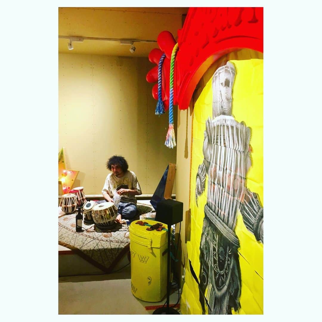Caravanのインスタグラム：「名古屋で凄いもの見ました。  ユザーンによる  Chilla: 40 Days Drumming。  那古野 円頓寺地区で  40日間毎日10時間 タブラを演奏しています。  ウネリに飲み込まれて ぶっとばされました。  9/8までやってます。  お近くの方、ぜひ！  #あいちトリエンナーレ2019 #Uzhaan」