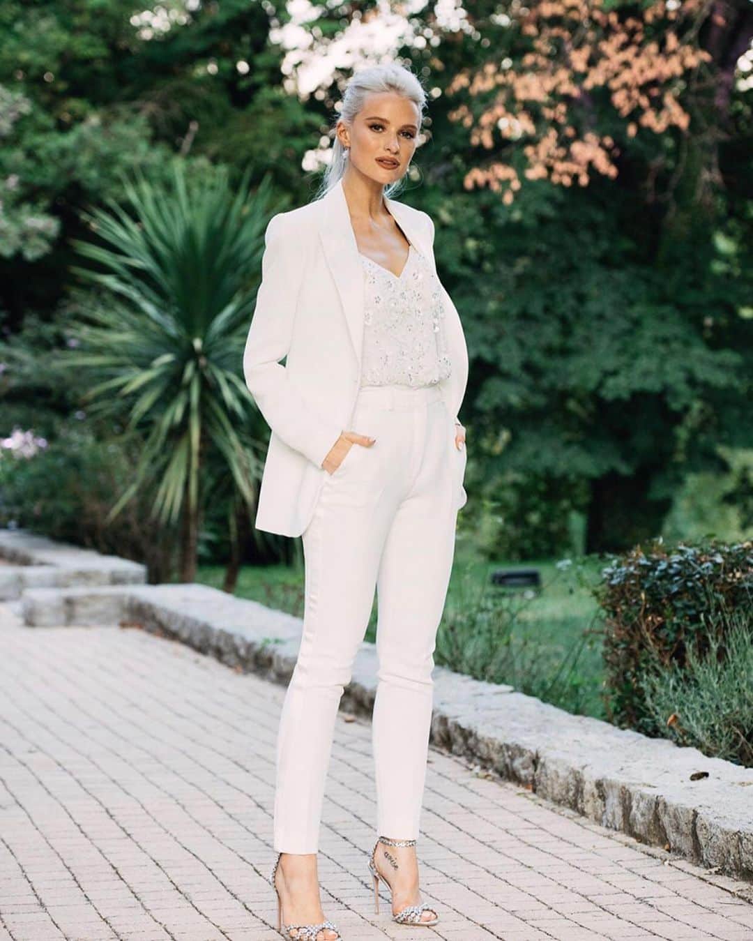 Pronoviasさんのインスタグラム写真 - (PronoviasInstagram)「Stylish @inthefrow rocking the T001 bridal tuxedo. 🔝 Learn more about this trend on the editorial (link in bio!) #PronoviasTrends」9月3日 19時06分 - pronovias