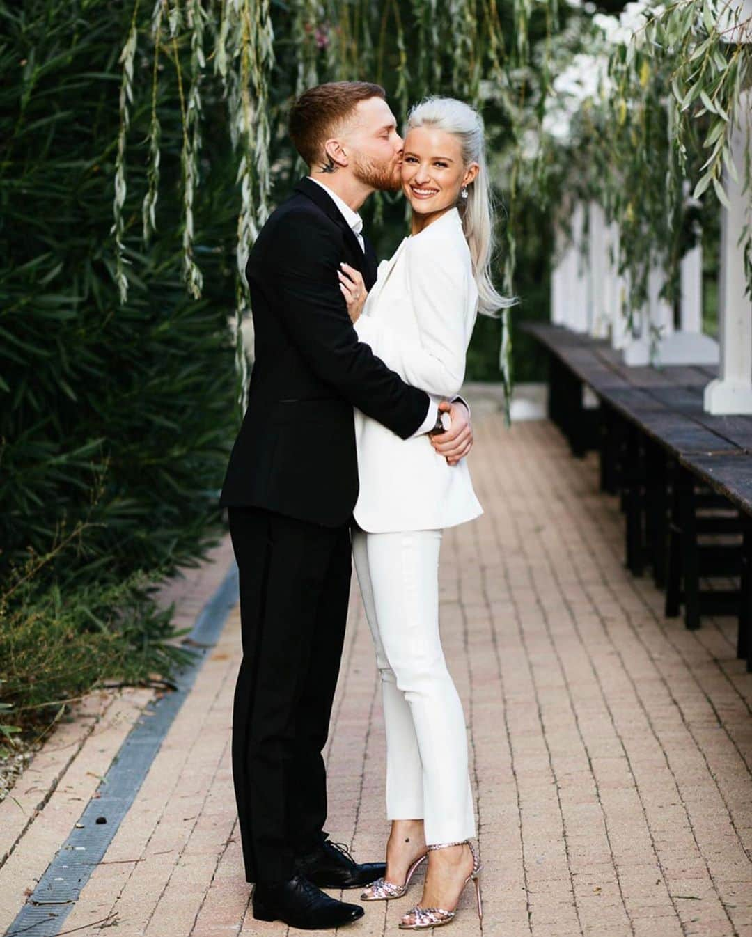 Pronoviasさんのインスタグラム写真 - (PronoviasInstagram)「Stylish @inthefrow rocking the T001 bridal tuxedo. 🔝 Learn more about this trend on the editorial (link in bio!) #PronoviasTrends」9月3日 19時06分 - pronovias