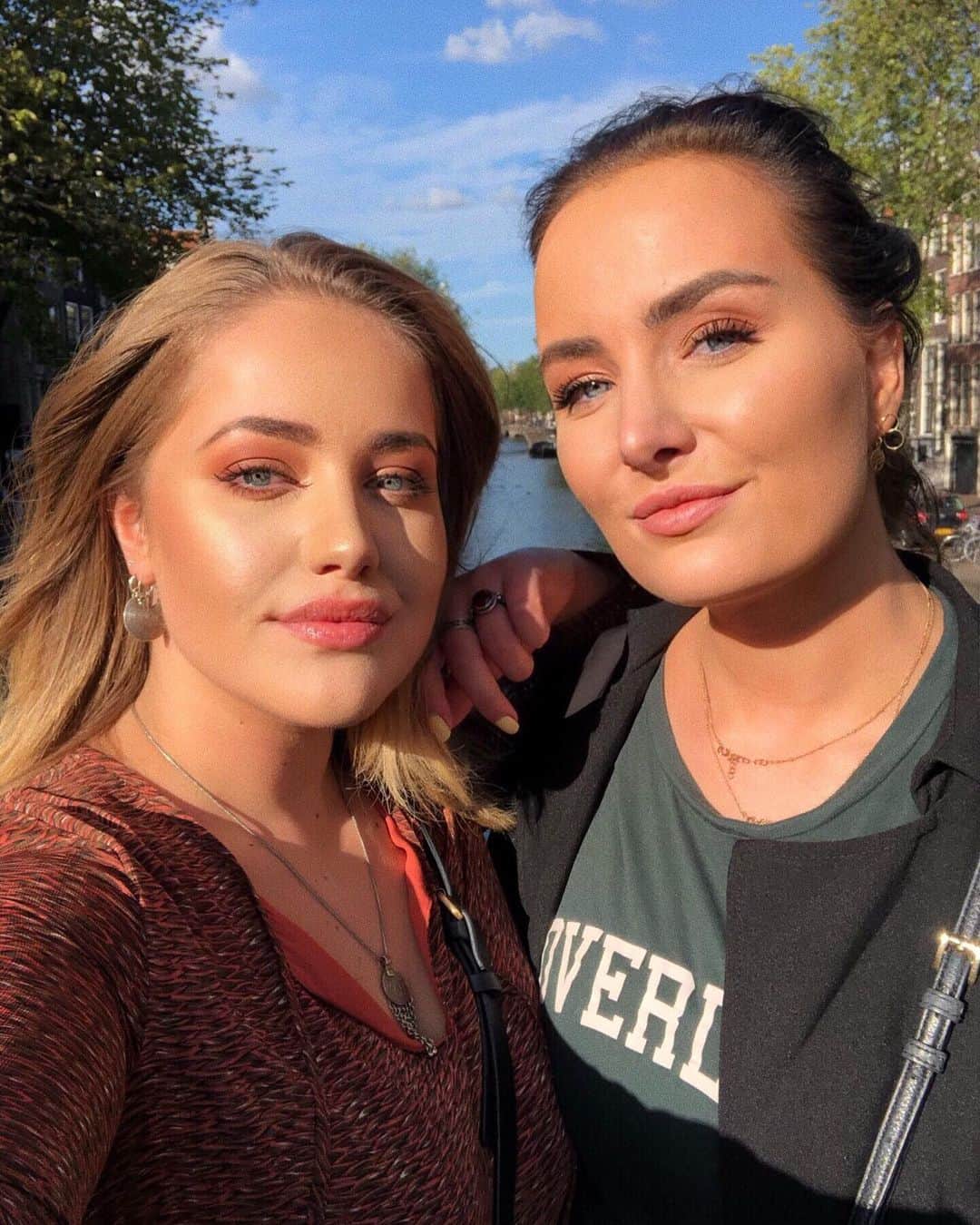 Pleun Bierboomsのインスタグラム：「Iedereen heeft iemand nodig waarmee je kan lachen, huilen, vreten, gedwongen selfies maken en de rest is niet geschikt voor Instagram xoxo」