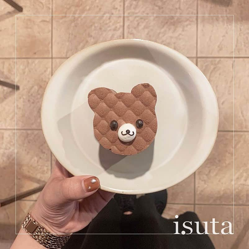 isutaさんのインスタグラム写真 - (isutaInstagram)「. 神戸にある「クリオロカフェ」をご紹介♡ インスタでは、見た目がかわいいクマのチョコレートケーキが人気なんです♩ , そのほかにもオリジナルのケーキや焼きたてのお菓子、パンなど種類豊富なメニューが揃っているので、目移りしちゃうこと間違いなしですよ！ . ゆったりとした空間でカフェタイムを楽しむことができるのでぜひ遊びに行ってみてくださいね♩ . isutaのwebサイトでは、おすすめのコーデから可愛いカフェまでたくさんの情報をお届けしています！ また、isutaのオリジナルグッズも販売中！ぜひisutaのwebサイトからチェックしてみてください ________ クリオロカフェ access：兵庫県神戸市中央区磯上通 8-1-10 open：10:00～19:00 close：火曜日 ________ Photo by @___n_05__wa  @tknr_zr . #isuta #isutapic #isutacafe #isuta_神戸カフェ #isuta_神戸 #神戸カフェ #イスタ #クリオロカフェ」9月3日 19時09分 - isuta_jp