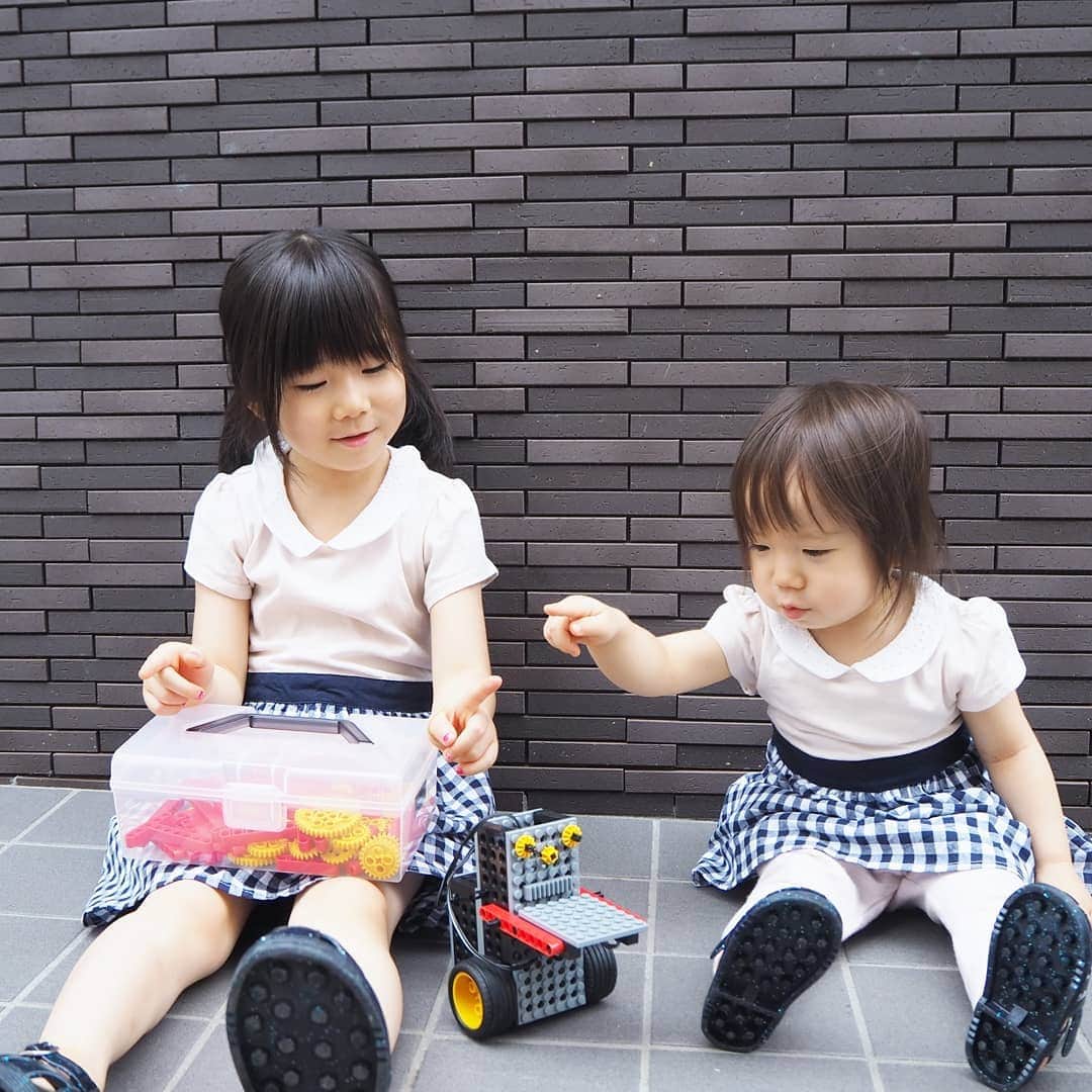 Kuboi Ayumiさんのインスタグラム写真 - (Kuboi AyumiInstagram)「「ここを押すと前に進むんだよ～」 妹に優しく教えてあげているお姉ちゃん。  プログラミング教育が小学校で必修化ということで、ロボット教室に通っている長女。 通い始めて２か月以上たったのですが、とても楽しそう。  通っているヒューマンアカデミーロボット教室は、なんと47都道府県すべてに教室があるんです。 北海道から沖縄まで、離島や意外な地方にも実は教室があり、全国1400教室も！  無料体験からやってみたいなという方、下の方にお得すぎるフォロワー様特典がありますので 見てみてくださいね。  身体を動かすことが大好きで、じっと座っているのがどちらかというと苦手な娘。 ですが、ロボット制作の時間は先生に助けてもらいながらせっせと作っていて、家でもじっと考えながら作業しています。  ママやパパは何も手伝っていないのですが、テキストを見ながら自分で改造したり。  自分で考えるチカラや集中力も少しづつついてきたかも。 好きなようなので、見守っていきたいと思います。 ･ ･ ■フォロワー様特典  体験授業を申し込む際に、HPから私（@himekagami）のインスタを見て知ったということで申し込みをすると、なんと入会金（10,000円）が無料＆最初1ヶ月目の授業料(9,000円＋税）が30％オフに！  そして、9月30日までの期間限定ですが、入会すると更に2,000円分の図書カードプレゼントももらえちゃうんです。  とってもお得ですよね。 電話での申し込みは対象外みたいなので、HPから申し込みしてみてくださいね。  #女の子ママ #習い事 #知育 #プログラミング #ロボット #robot #pr  #ヒューマンアカデミーロボット教室　#ロボット教室 #プログラミング教室 #プログラミングスクール #ロボットプログラミング」9月3日 19時18分 - himekagami
