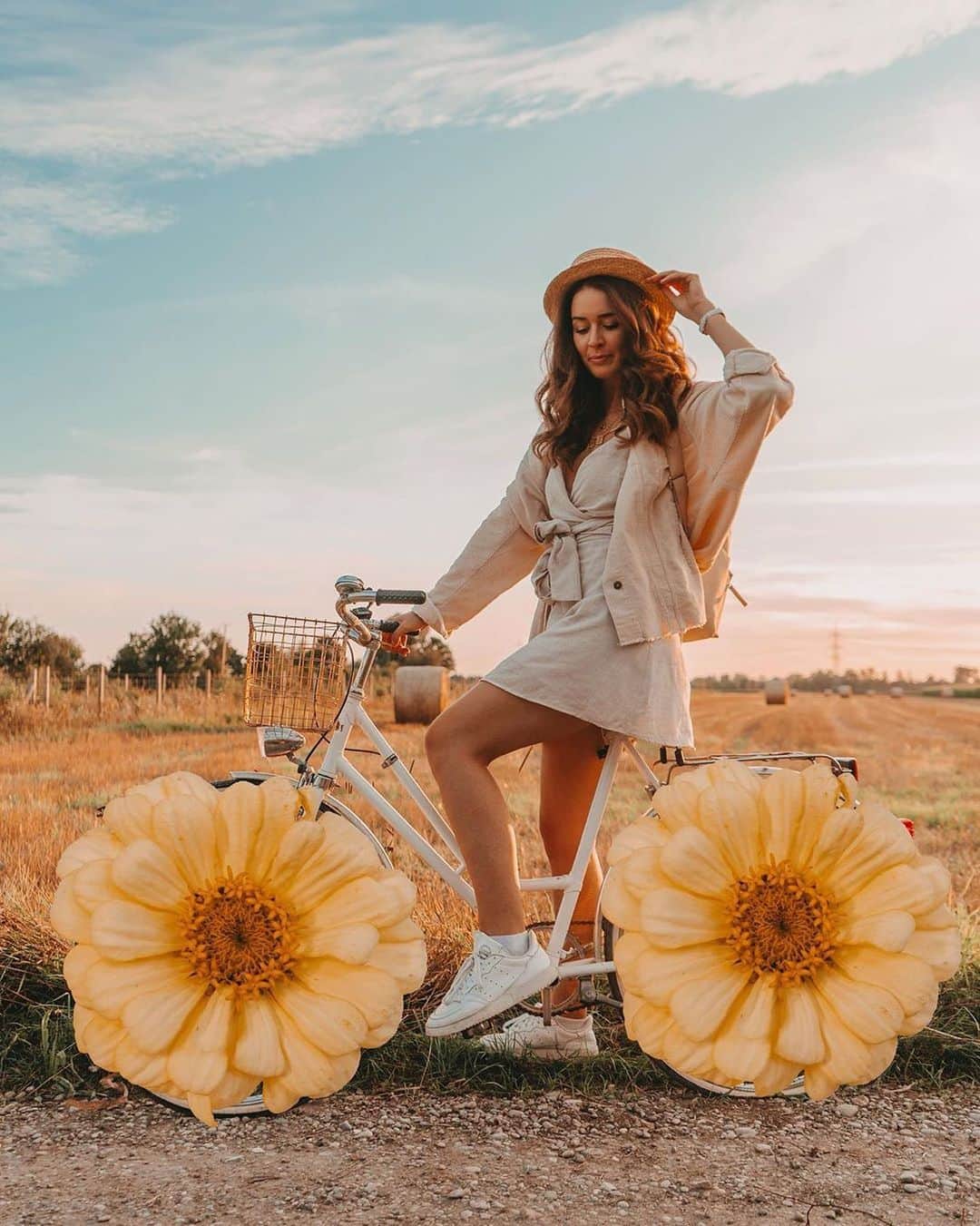 pomeloさんのインスタグラム写真 - (pomeloInstagram)「Flower wheel from @christina.kli #pomelocamera #pomeloapp #photographer #sunflower #photography #flower #sunshine #sun #bright #light #pomelocam #yellow #wheel #bicycle #Bike」9月3日 19時19分 - pomelocam
