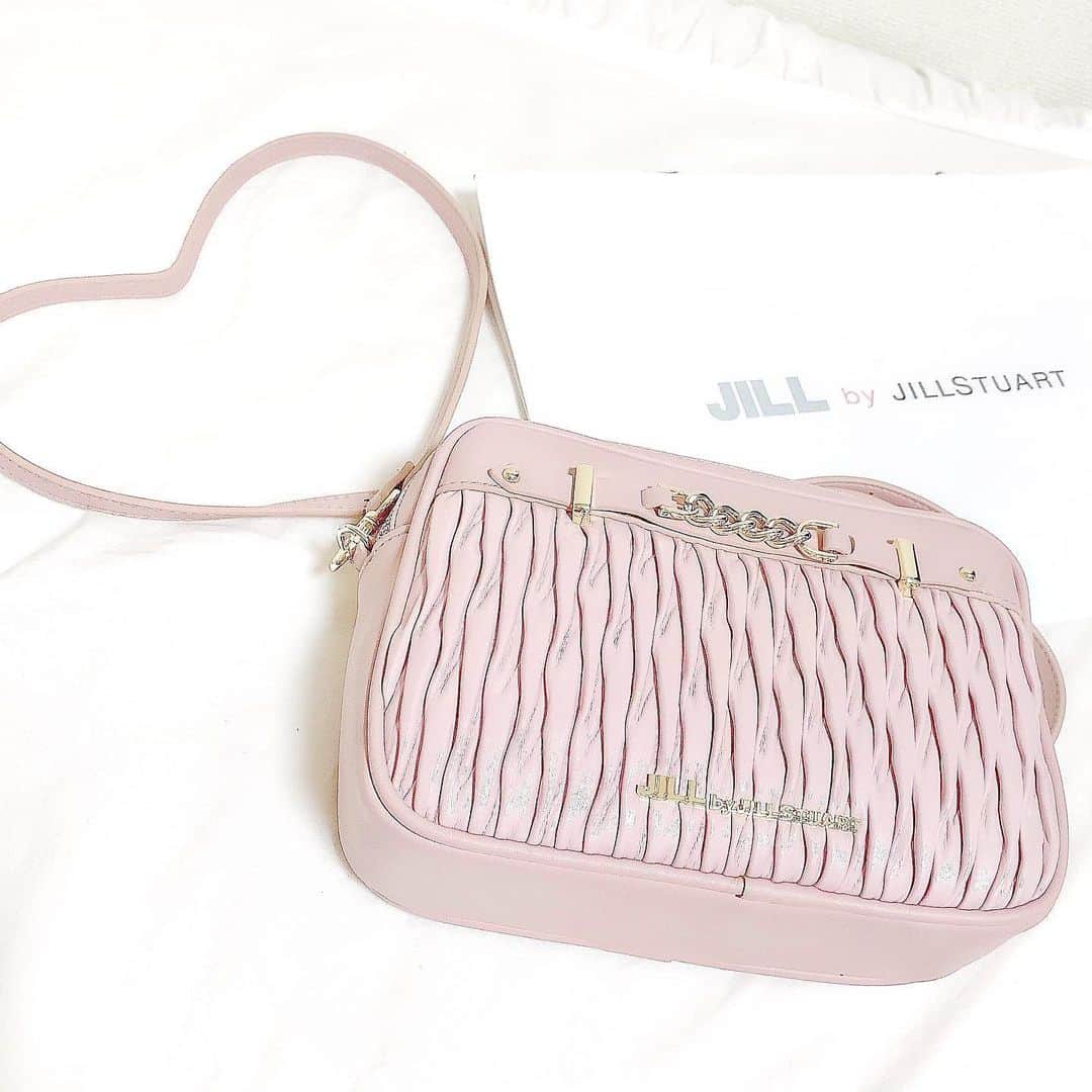 のインスタグラム：「﻿ これ買ってからずっとこれ使ってる ❤︎﻿ ﻿ #ジルバイ #ジルバイジルスチュアート #jillby jillstuart #ジルスチュアート #バッグ #ショルダーバッグ ﻿ ﻿ ⚠︎男の人からのdm.コメントいらないです。﻿ 送ってきた人ブロックします。」