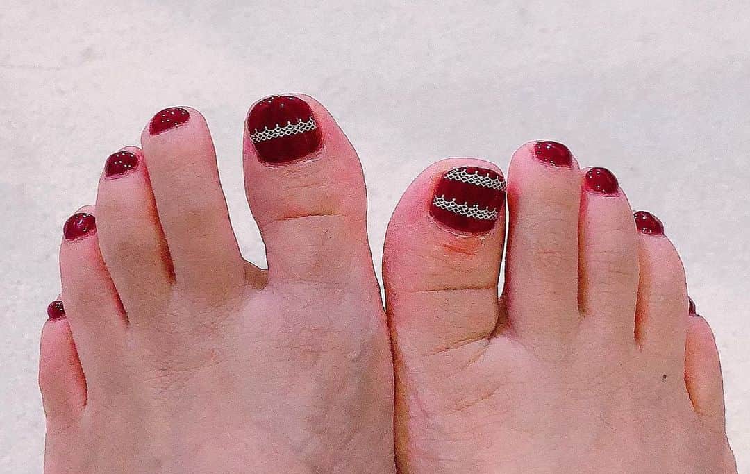NAOMIさんのインスタグラム写真 - (NAOMIInstagram)「Foot nailも ボルドーカラー 親指だけ 白レースを付けて。  #footnail #ボルドーカラー #50代nail✨」9月3日 19時31分 - naominakano703