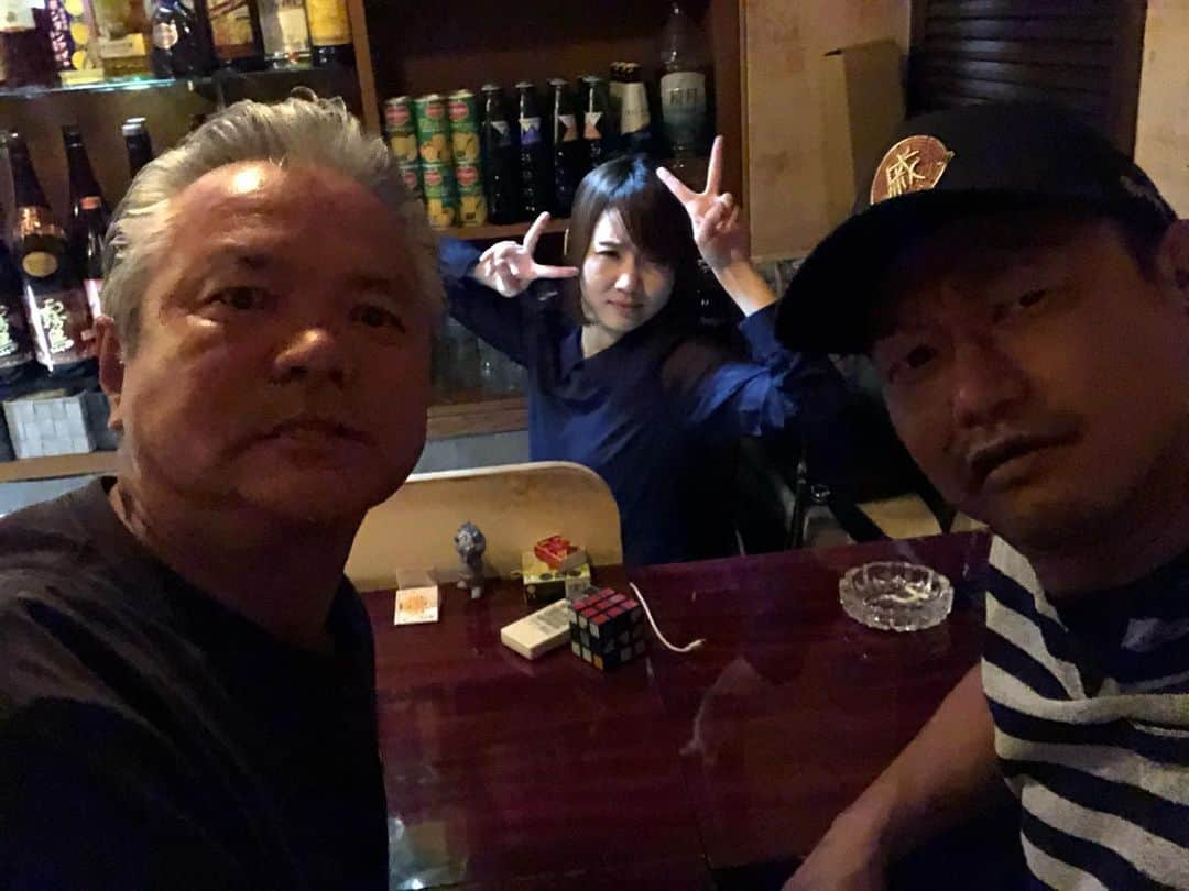 島津健太郎さんのインスタグラム写真 - (島津健太郎Instagram)「お世話になってる#岡元次郎 さんが来てくれました！ #仮面ライダーblack #仮面ライダーblackrx を演じた #凄い #スーツアクター #今回の #仮面ライダージオウ の#敵役 を#演じる時 #王様 を#演じる から#シェイクスピア から#役作り したとのこと。#ホントすごい #頭が下がります 他にも沢山の#裏話 で#盛りあがりました ！  #新宿 #歌舞伎町 #たこ焼き #明石焼き #バー #bar #もうこはん」9月3日 19時24分 - k_super_xtreme