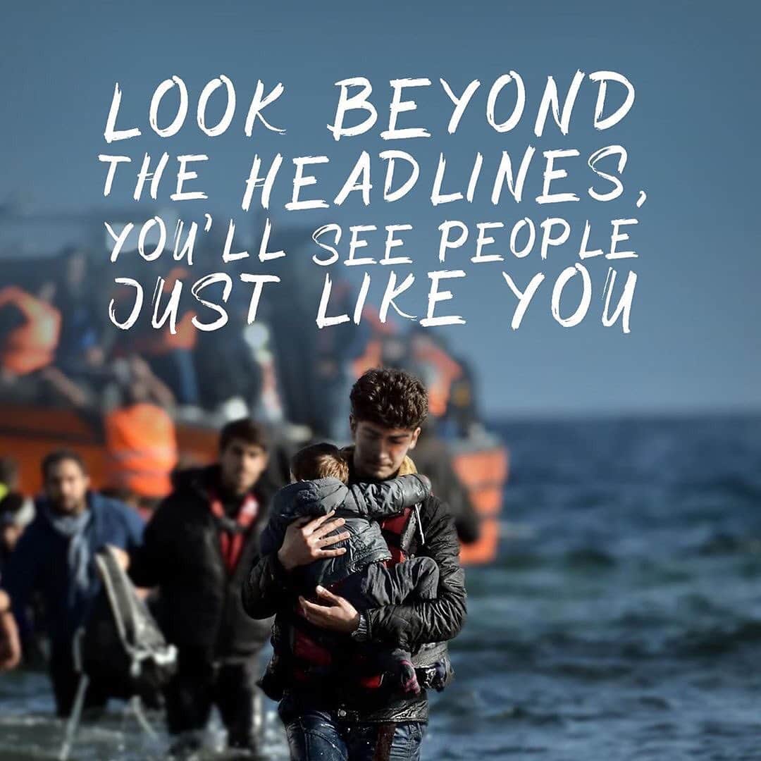 レナ・ヘディのインスタグラム：「Everyday. This continues. Show kindness not hate. #istandwithrefugees #istandwithrefugeechildren 💗」