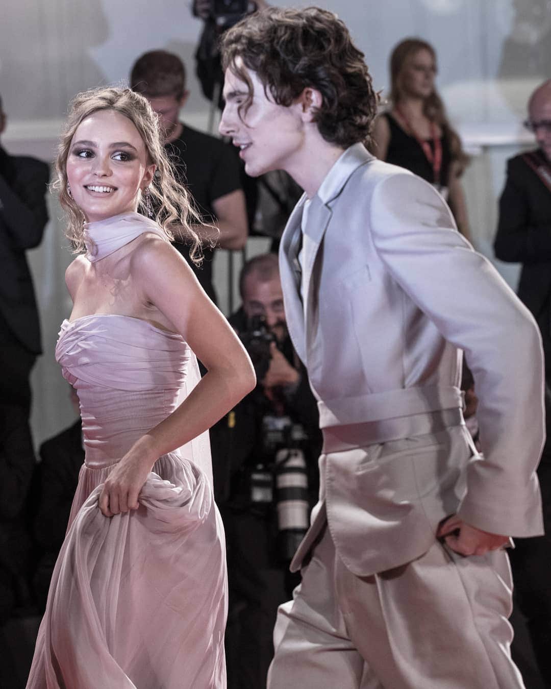 British Vogueさんのインスタグラム写真 - (British VogueInstagram)「For their first red carpet appearance together, actors #LilyRoseDepp and #TimotheeChalamet arrived at the premiere of #TheKing at the #VeniceFilmFestival in outfits that championed a chic, tonal colour palette of romantic blush pink and cool ice grey. Click the link in bio for more on the looks they chose to wear for the appearance.」9月3日 19時25分 - britishvogue
